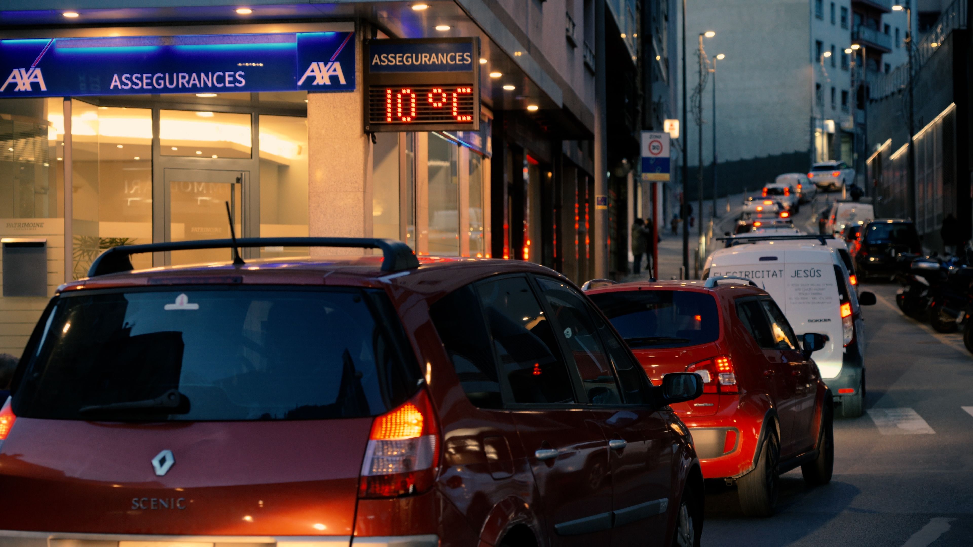 Clam de comerciants i veïns d’Escaldes perquè la circulació torni a ser la d’abans dels canvis. Clam de comerciants i veïns d’Escaldes perquè la circulació torni a ser la d’abans dels canvis.