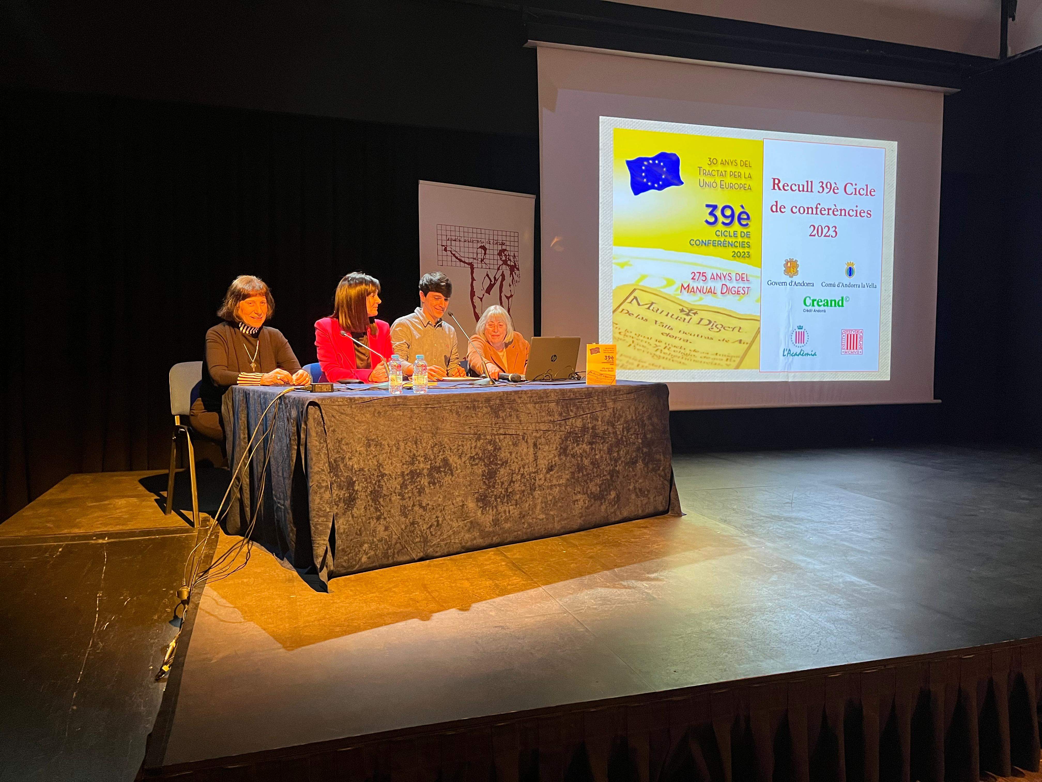 Presentació del llibre ‘39è Cicle de conferències: 30 anys del Tractat per la Unió Europea i 275 anys del Manual Digest’.
