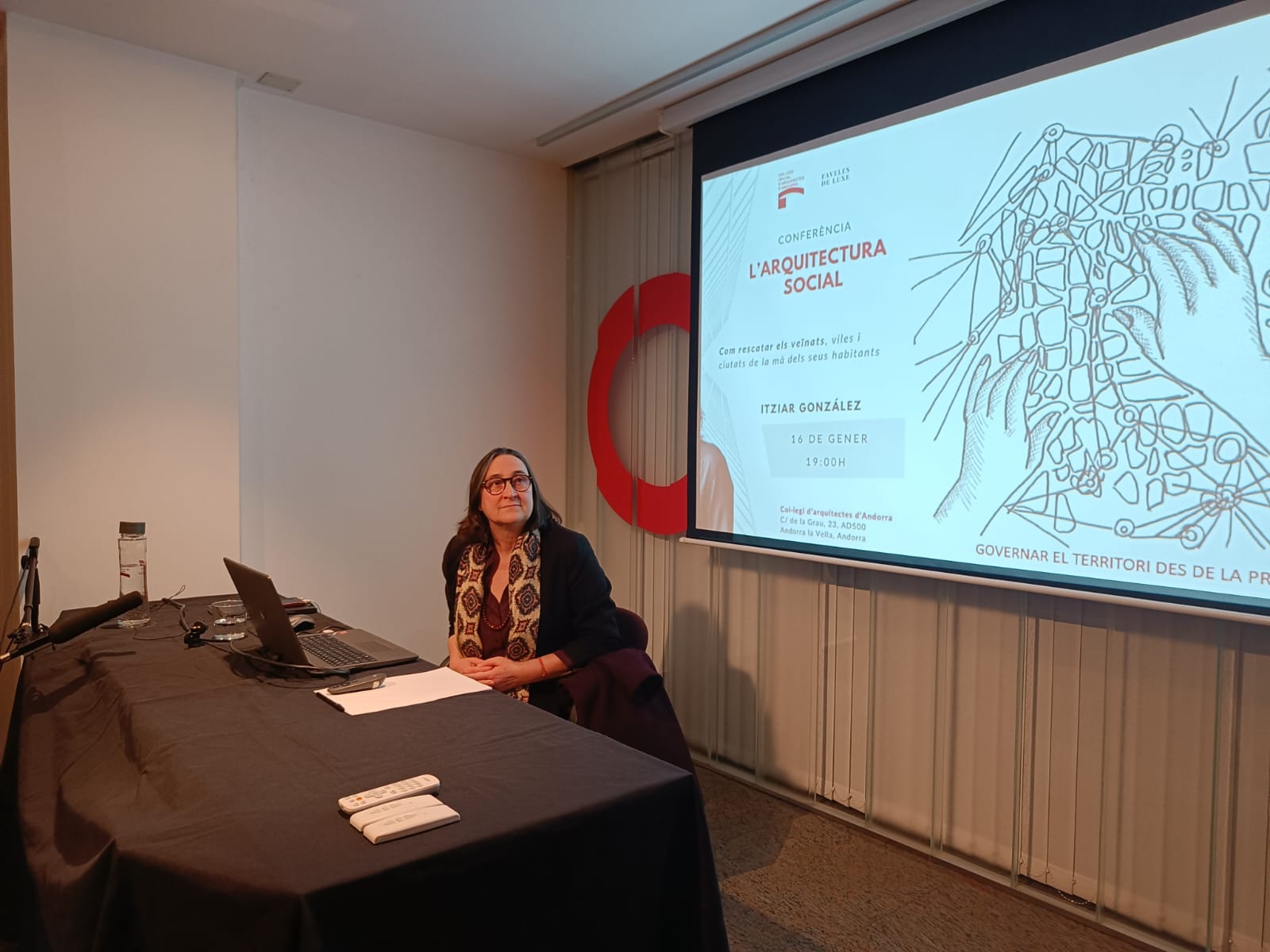 Itziar González durant la conferència al Col·legi d'Arquitectes.