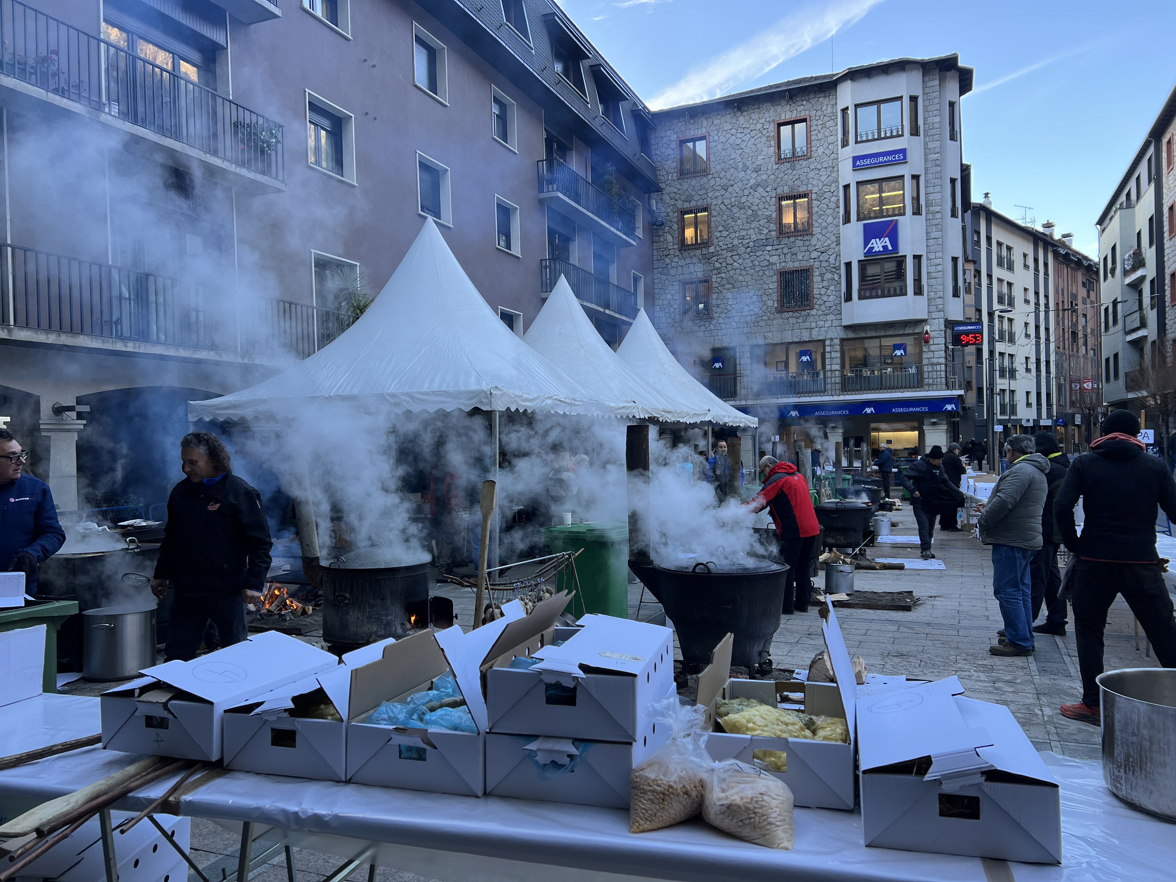Les fogaines fumejant a la plaça Guillemó.