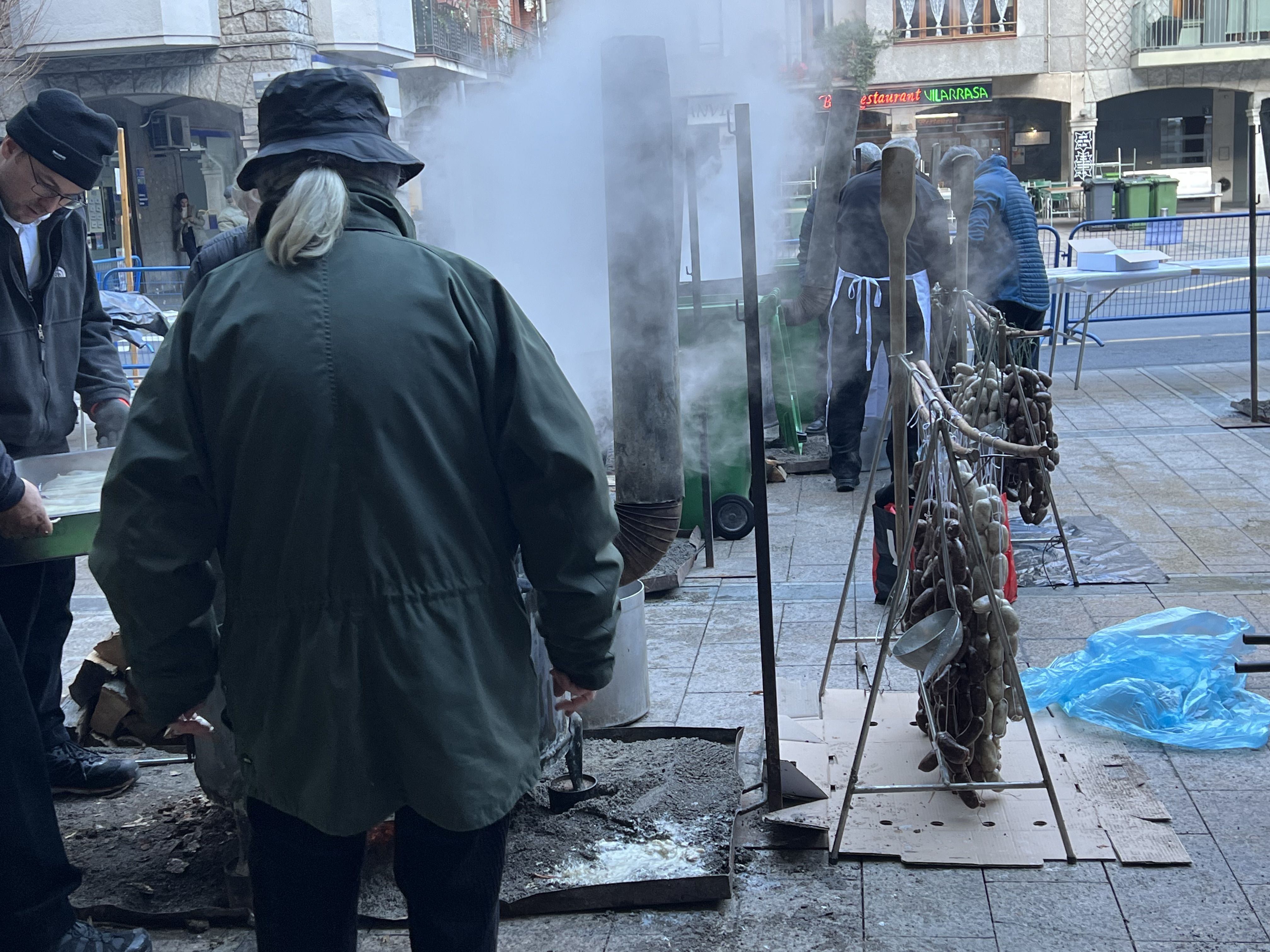 Les fogaines fumejant a la plaça Guillemó.