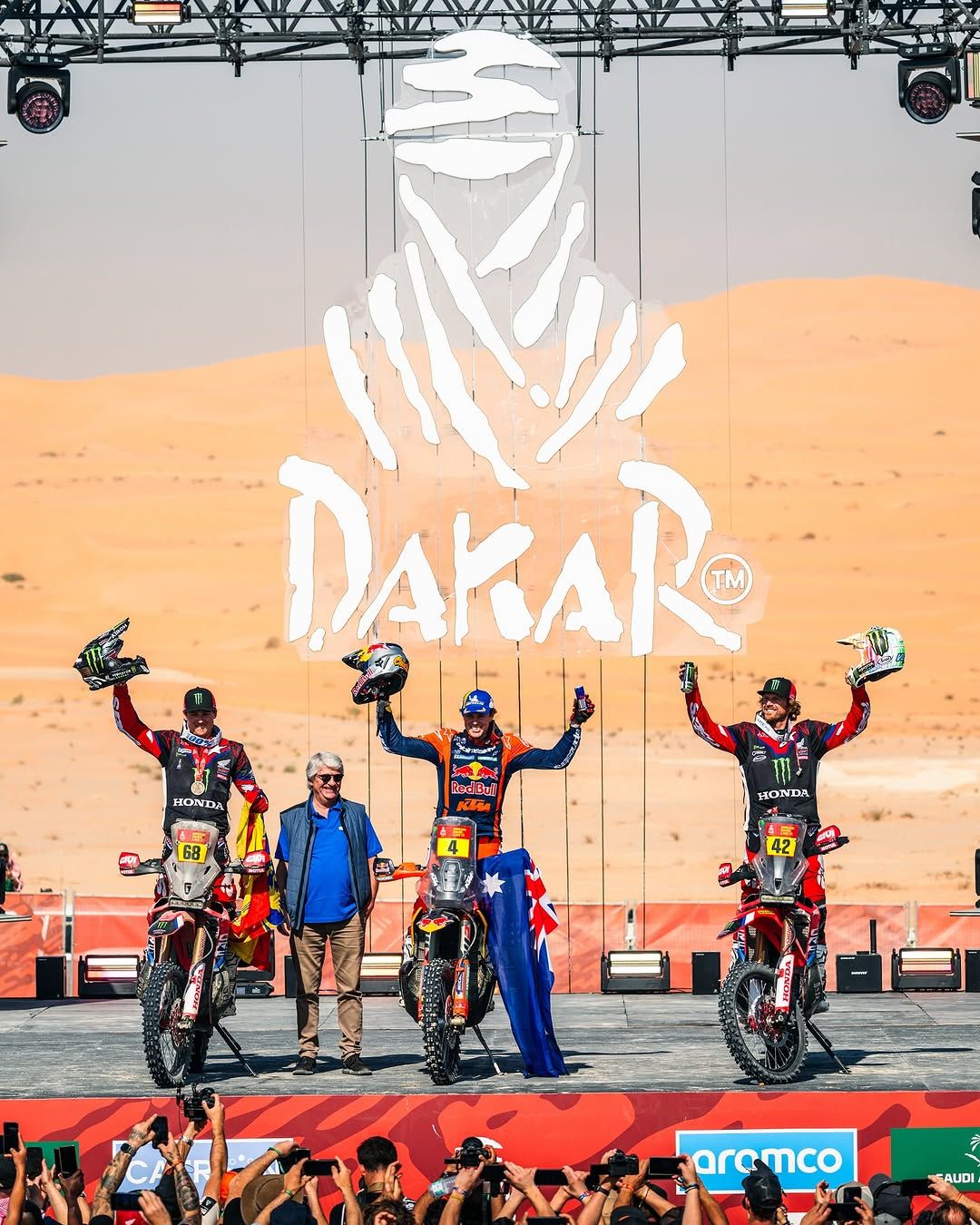 El guanyador Sanders, al mig, acompanyat dels residents Schareina i Van Beveren, El guanyador Sanders, al mig, acompanyat dels residents Schareina i Van Beveren,