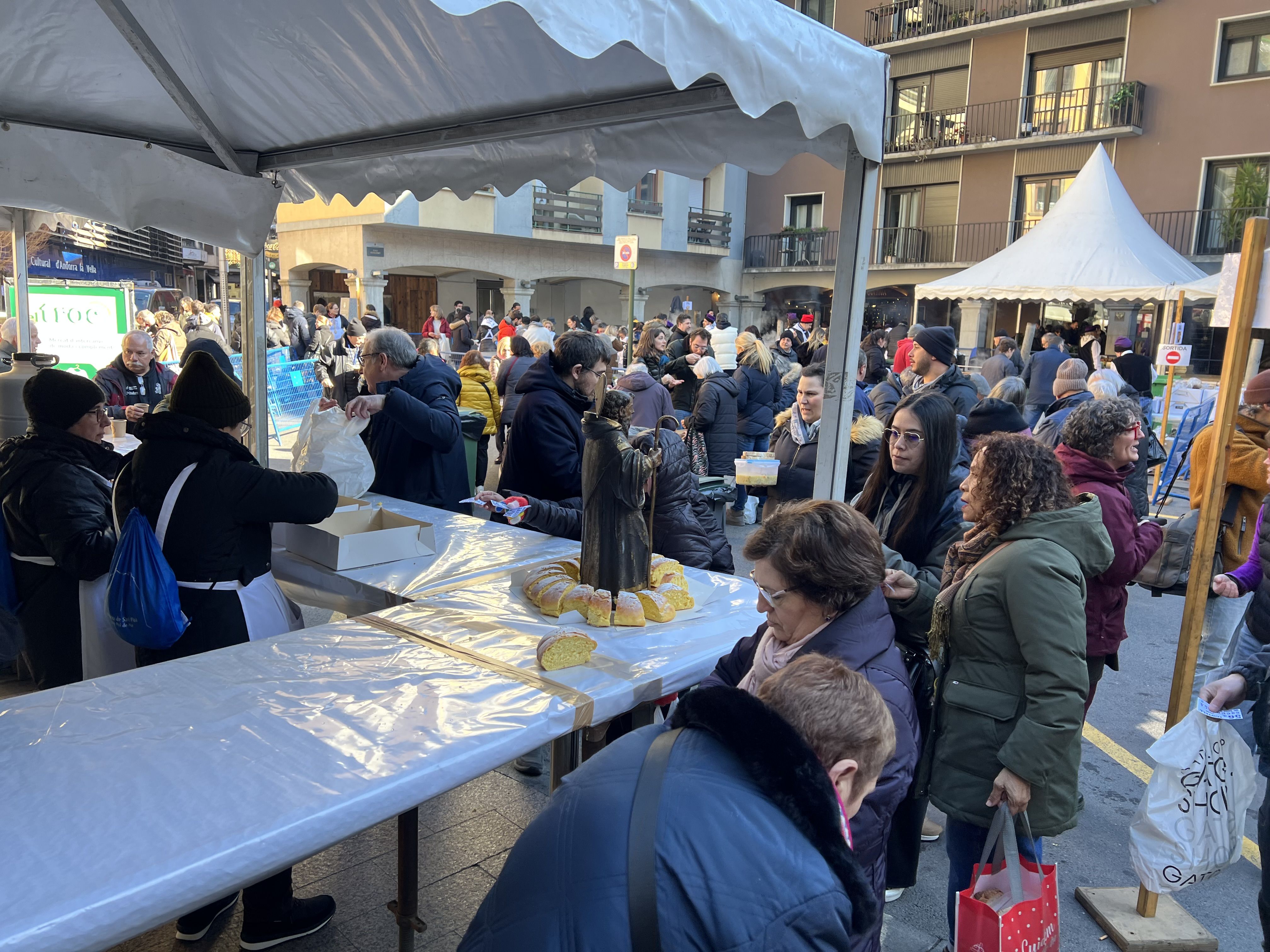 Ciutadans anant a buscar tortell a Andorra la Vella.