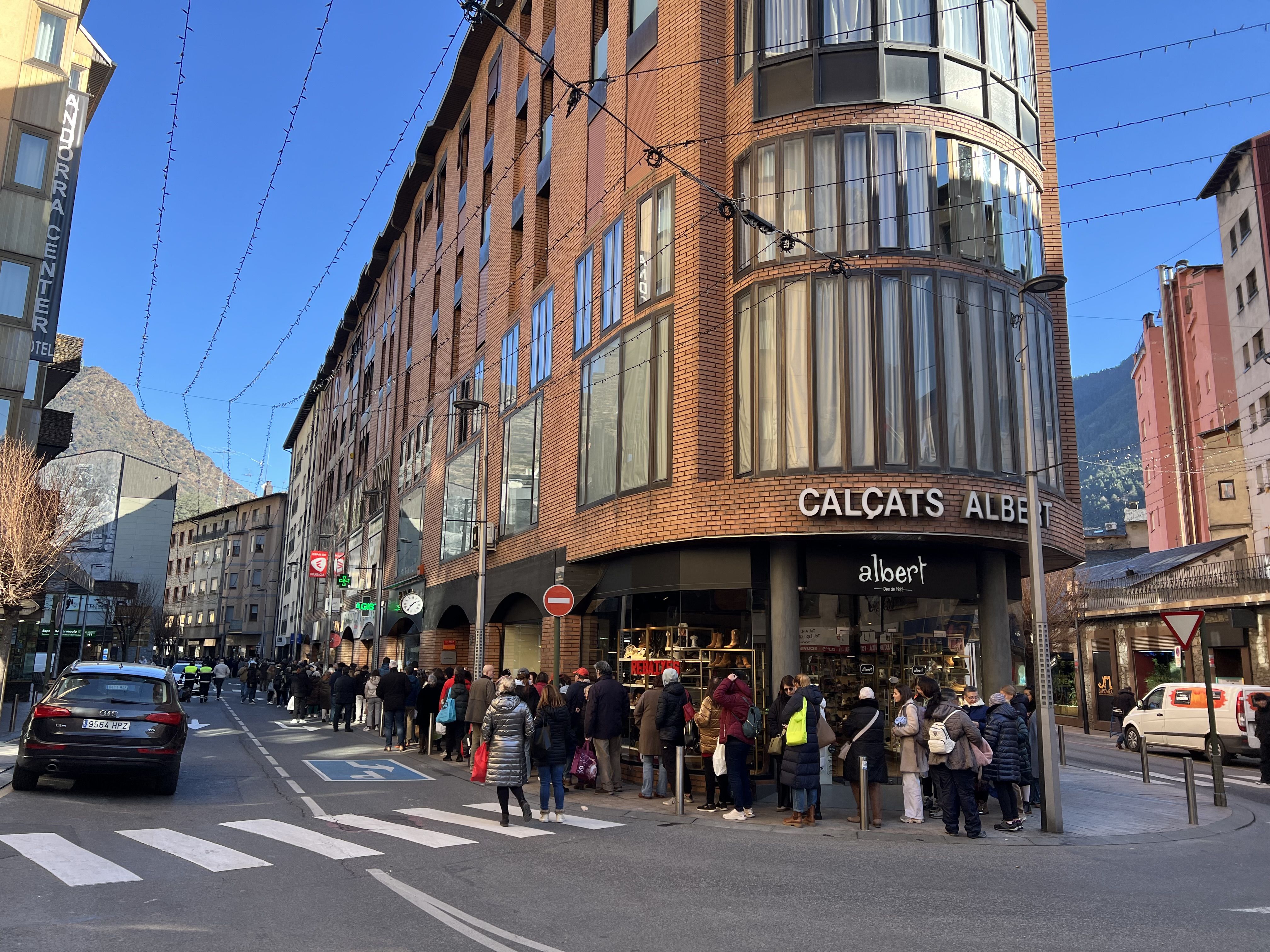 La cua per poder agafar escudella a Andorra la Vella.