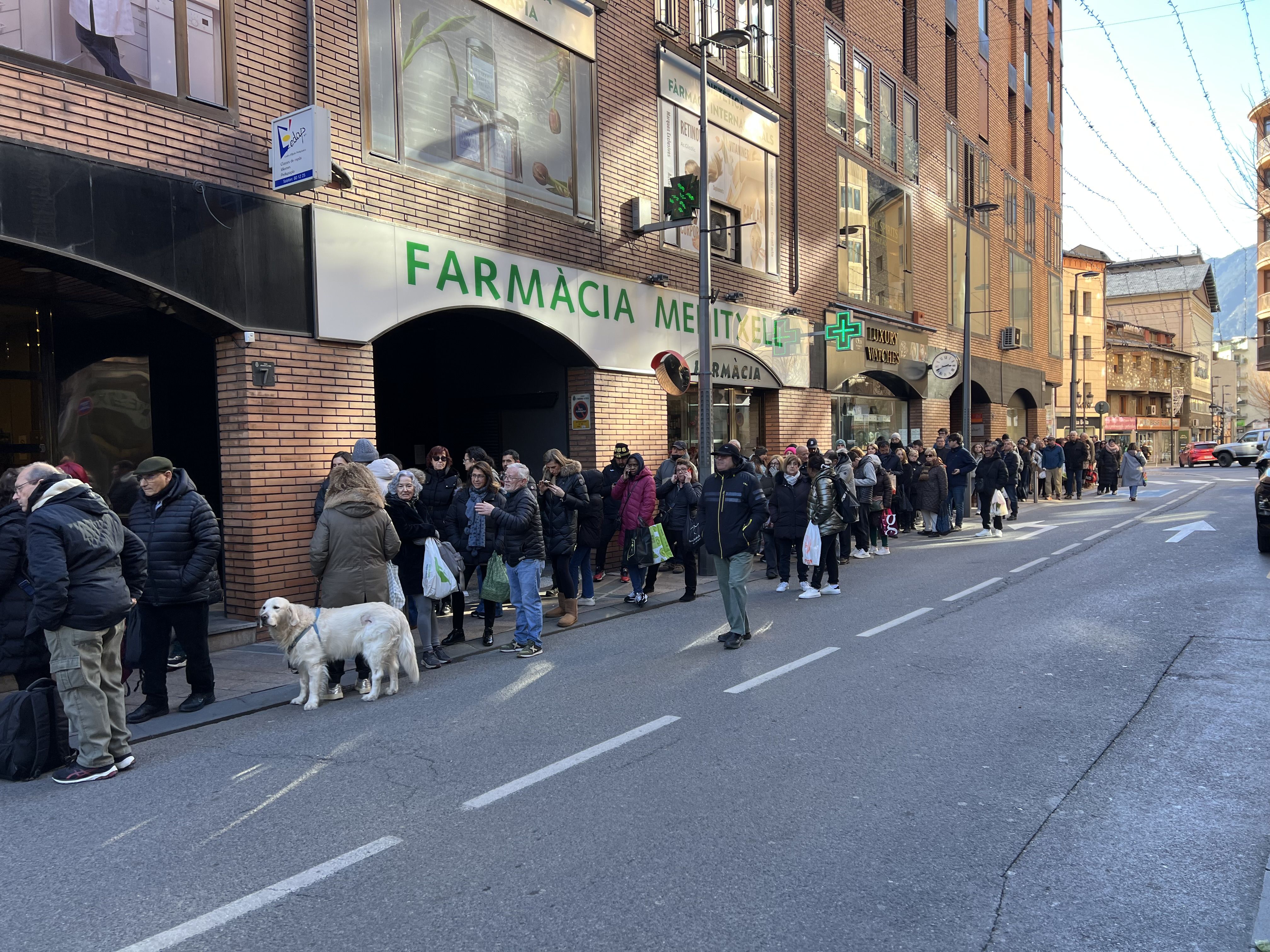 La cua per poder agafar escudella a Andorra la Vella.