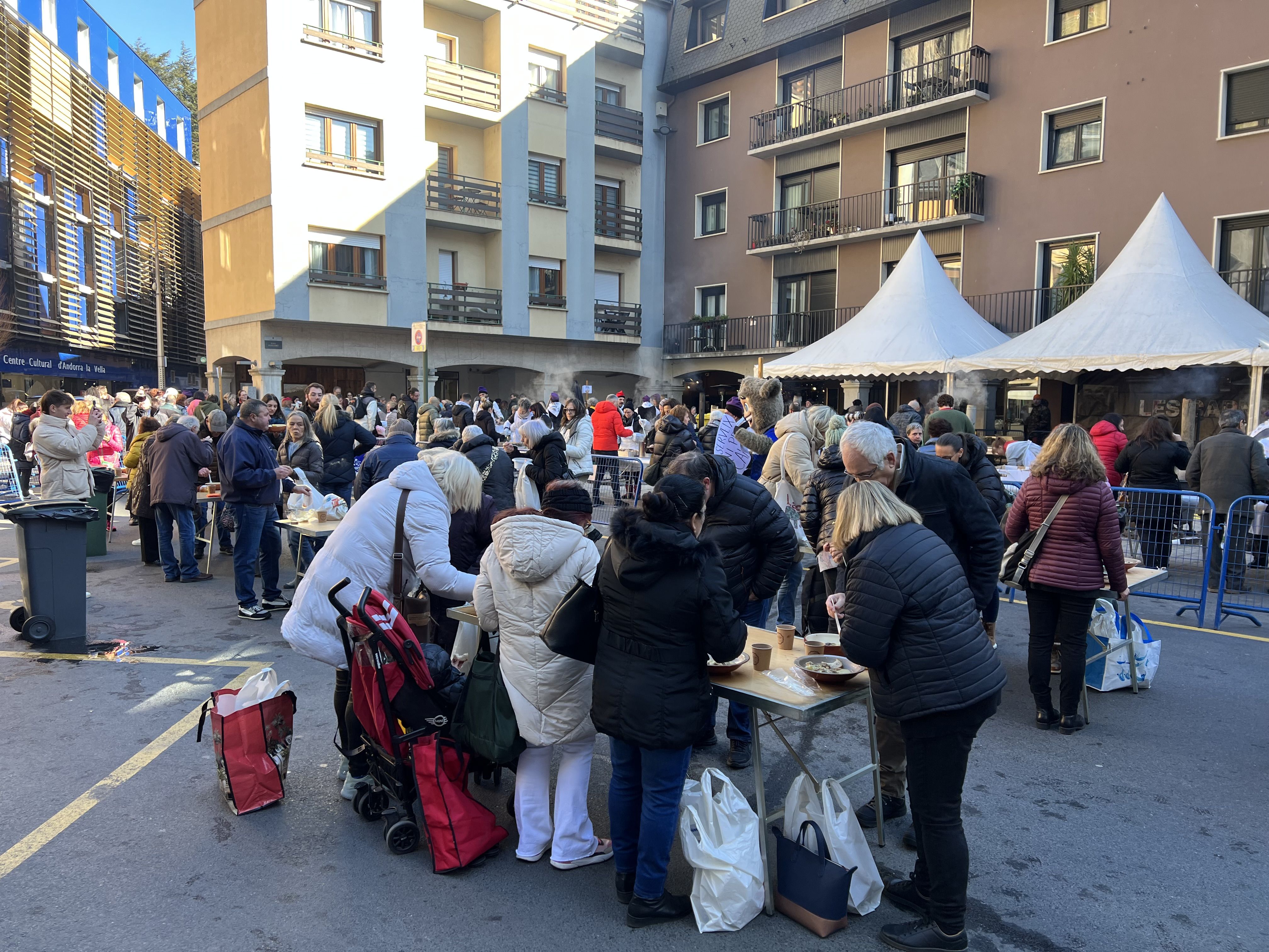 Ciutadans dinant d'escudella a Andorra la Vella.