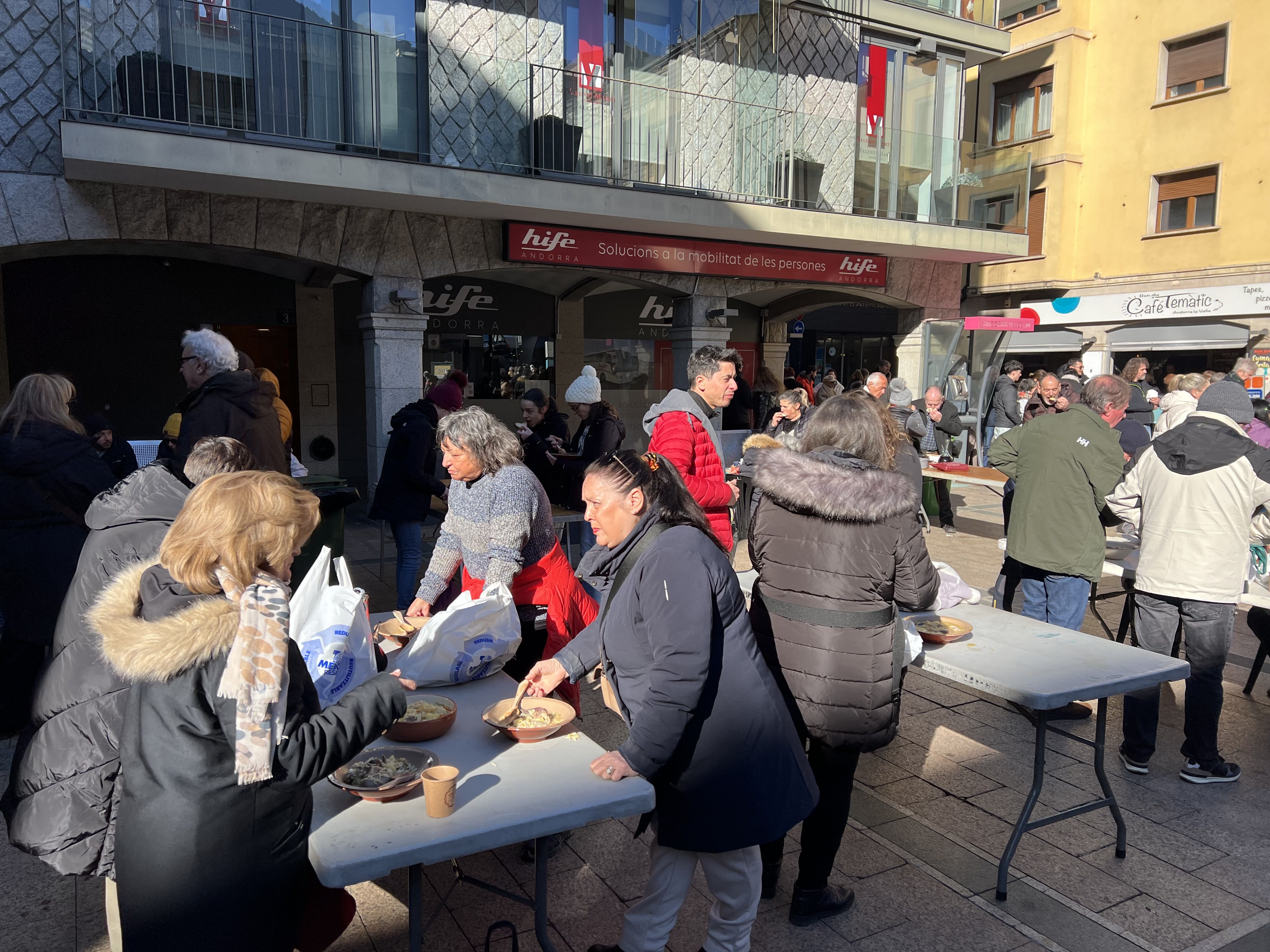 Uns pocs afortunants han dinat al sol a Andorra la Vella.