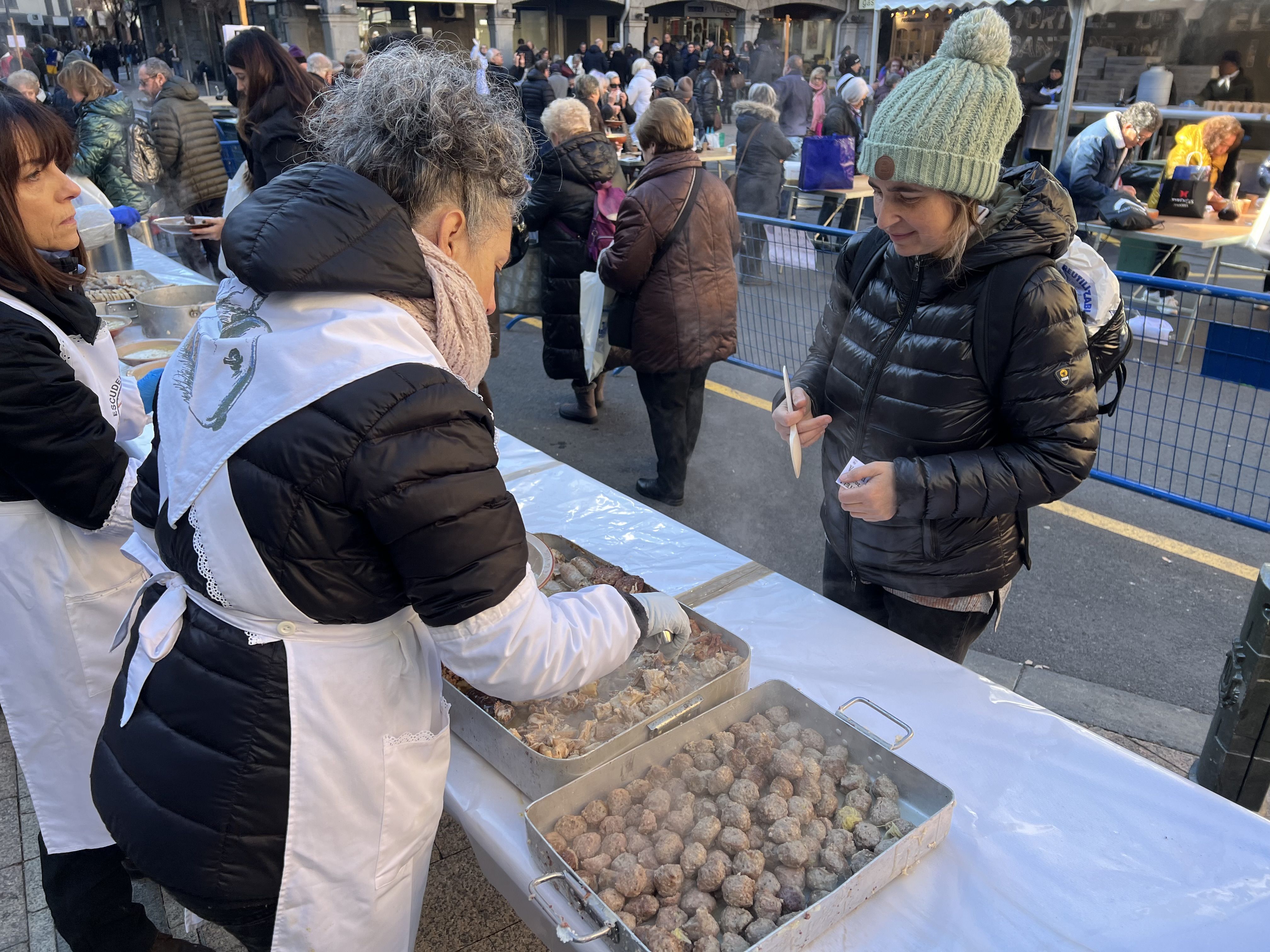 Repartiment de l'escudella i la carn d'olla a Andorra la Vella.