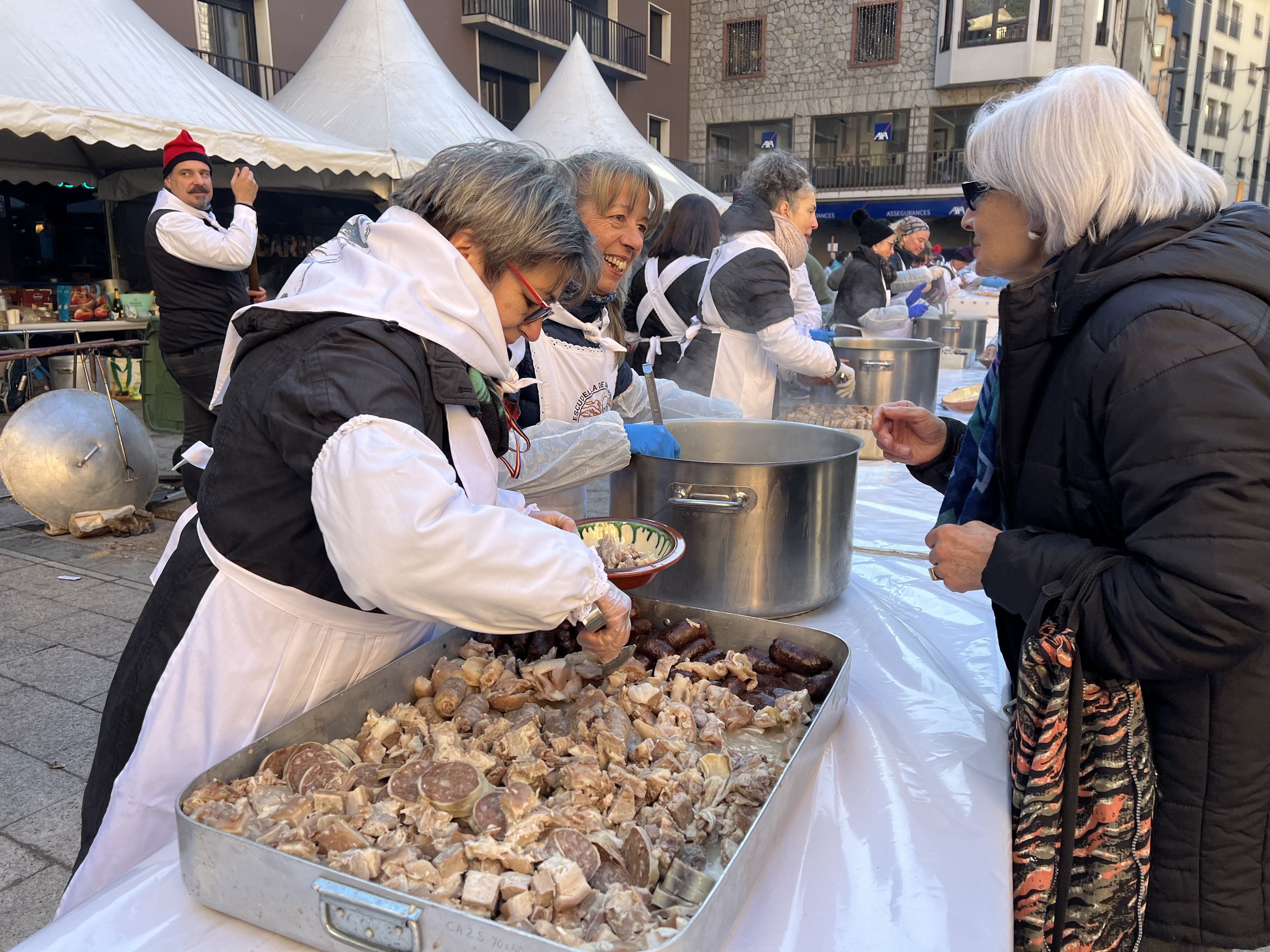 Repartiment de l'escudella i la carn d'olla a Andorra la Vella.