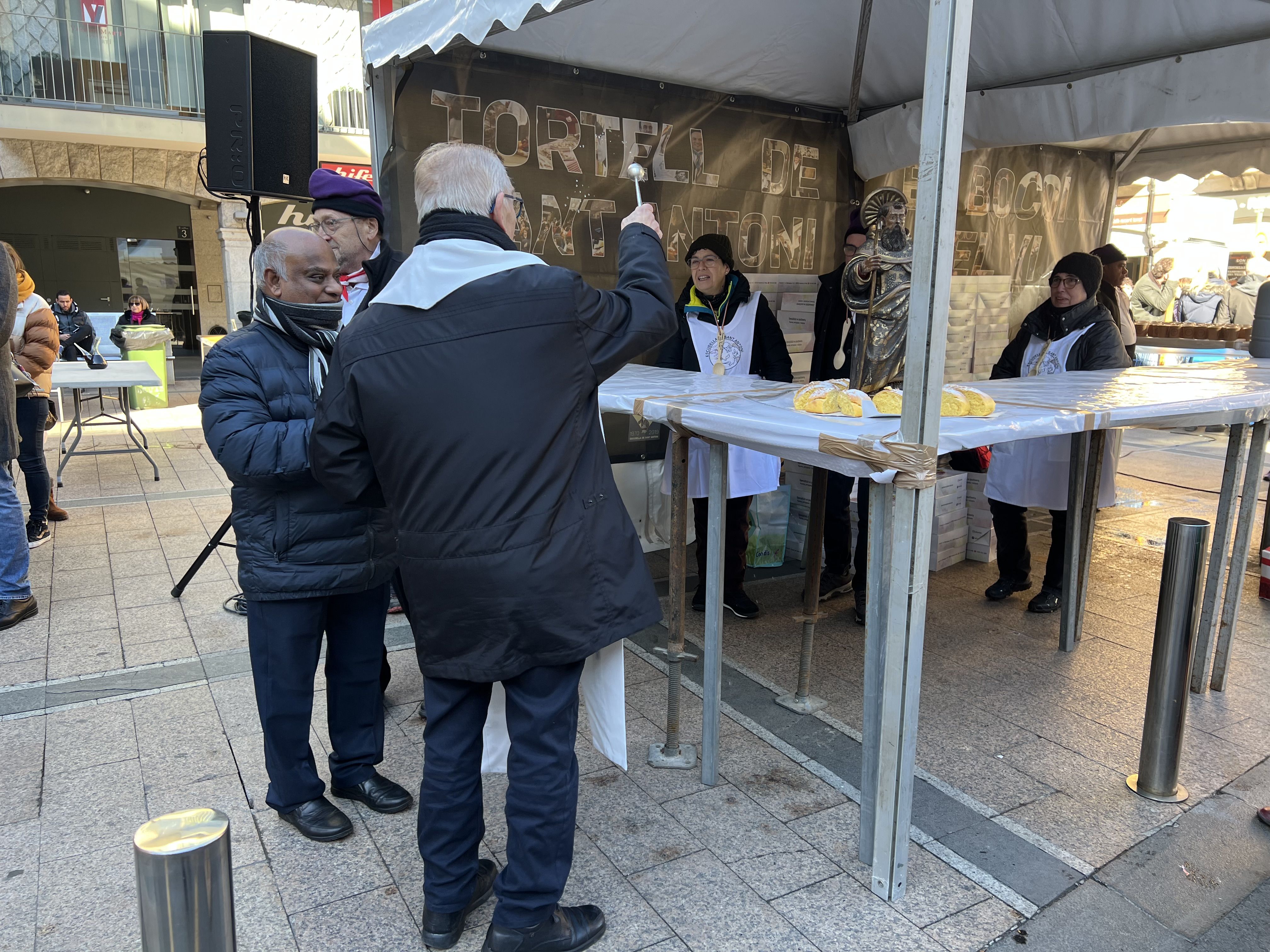 Mossèn Sàrries beneïnt abans del repartiment del tortell.