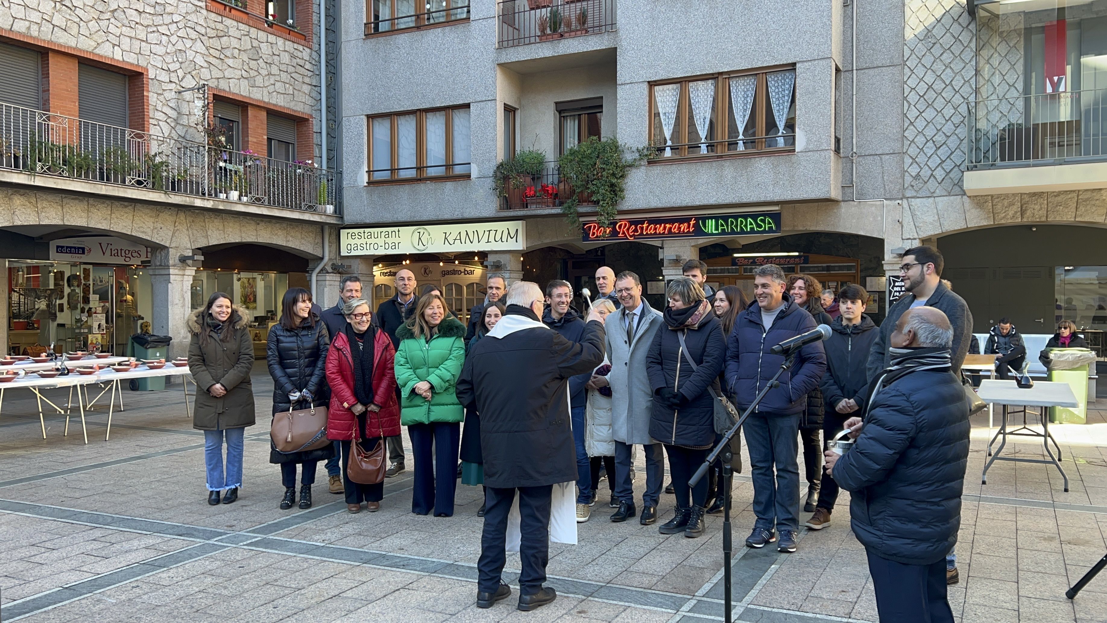 Mossèn Sàrries beneeix les autoritats.
