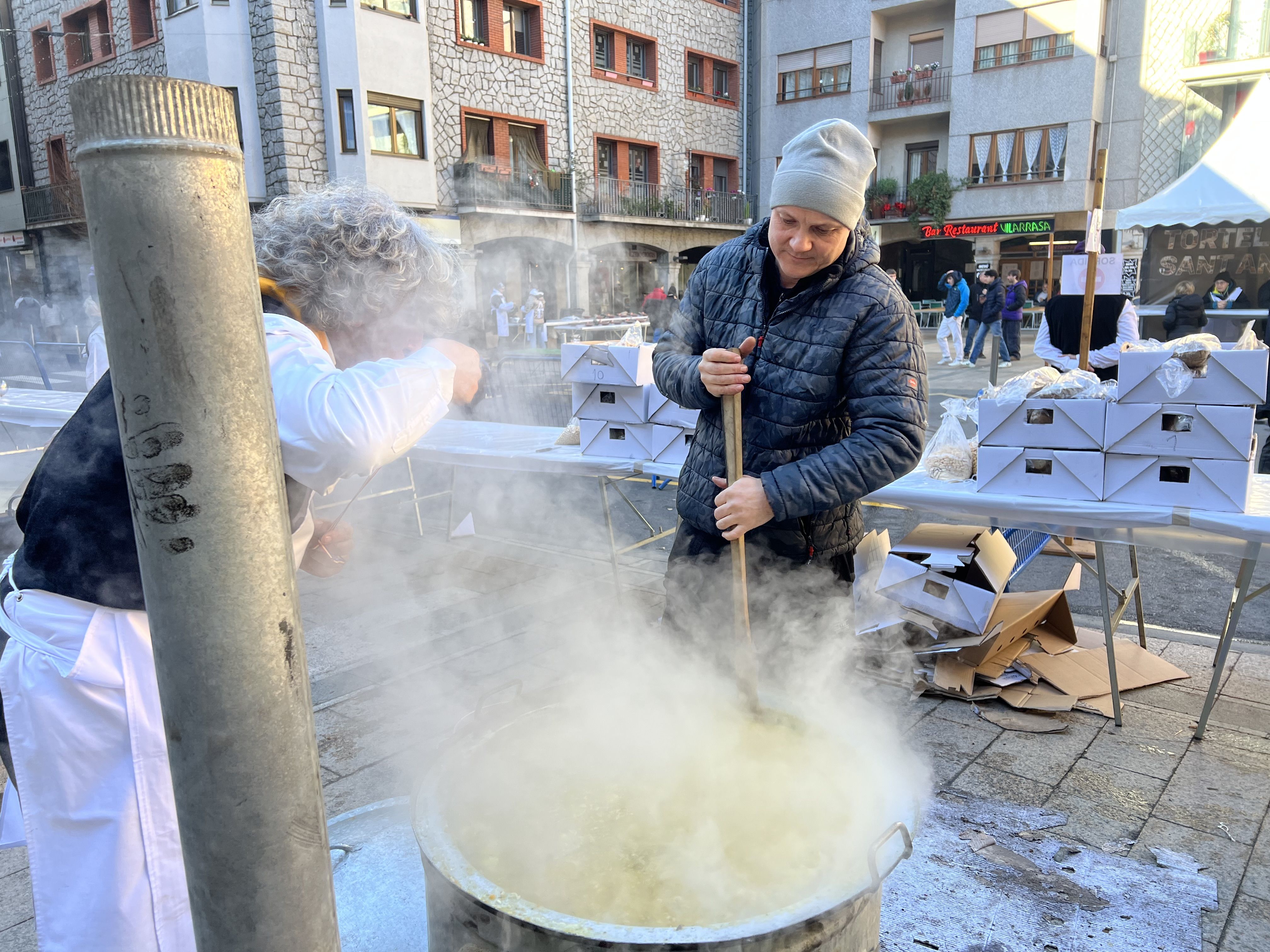 Un dels membres de la confraria prova l'escudella a la capital.