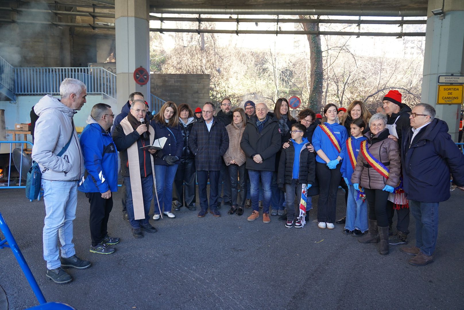 Les autoritats nacionals i parroquials en la benedicció de les escudelles a Escaldes.