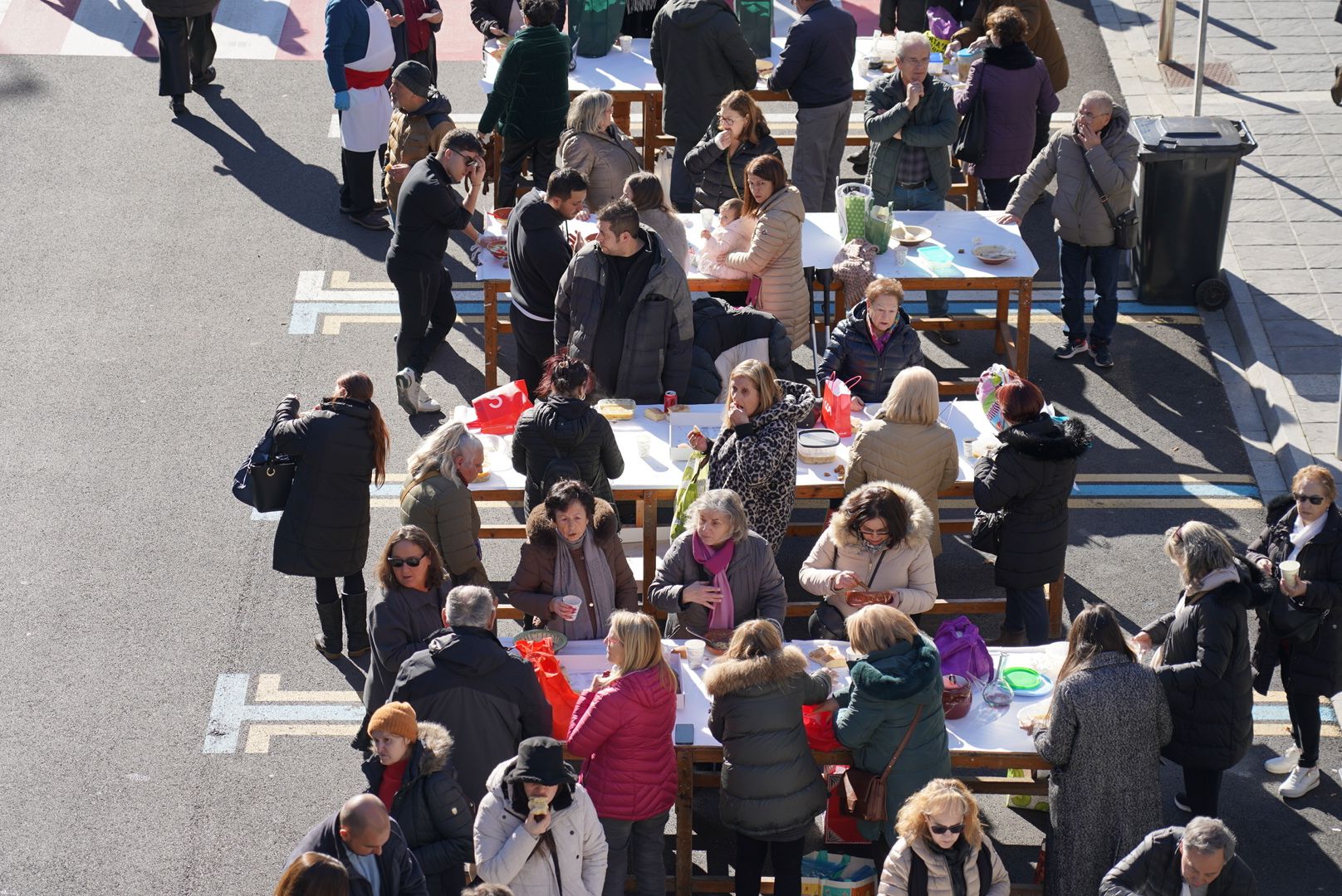 Els comensals ja entaulats i degustant l'escudella escaldenca.