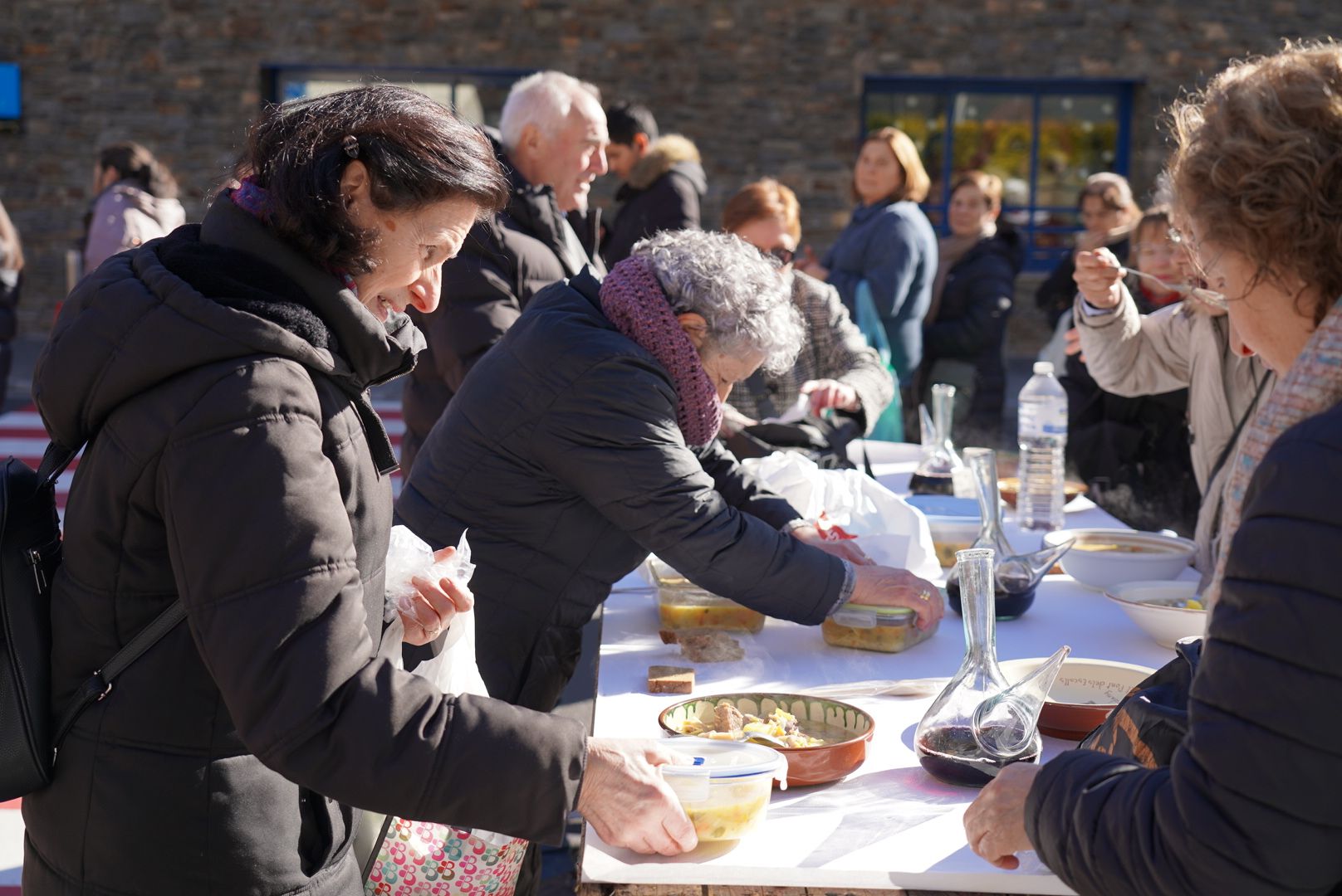 Els comensals ja entaulats i degustant l'escudella escaldenca.