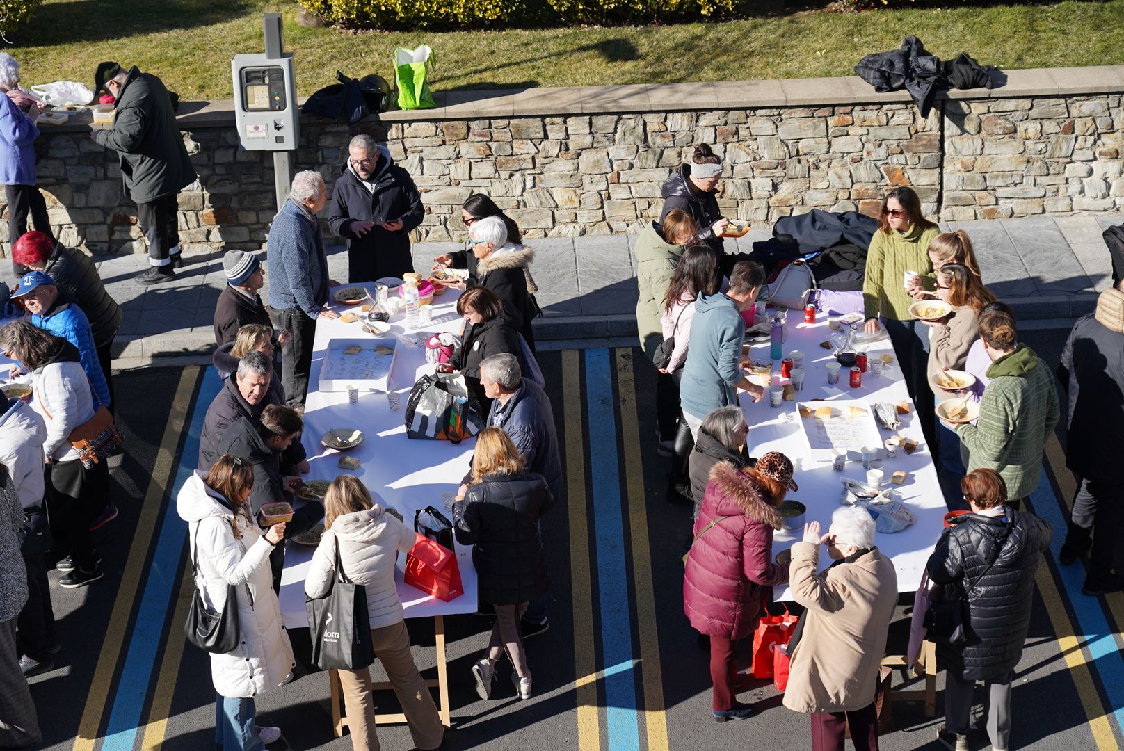 Els comensals ja entaulats i degustant l'escudella escaldenca.