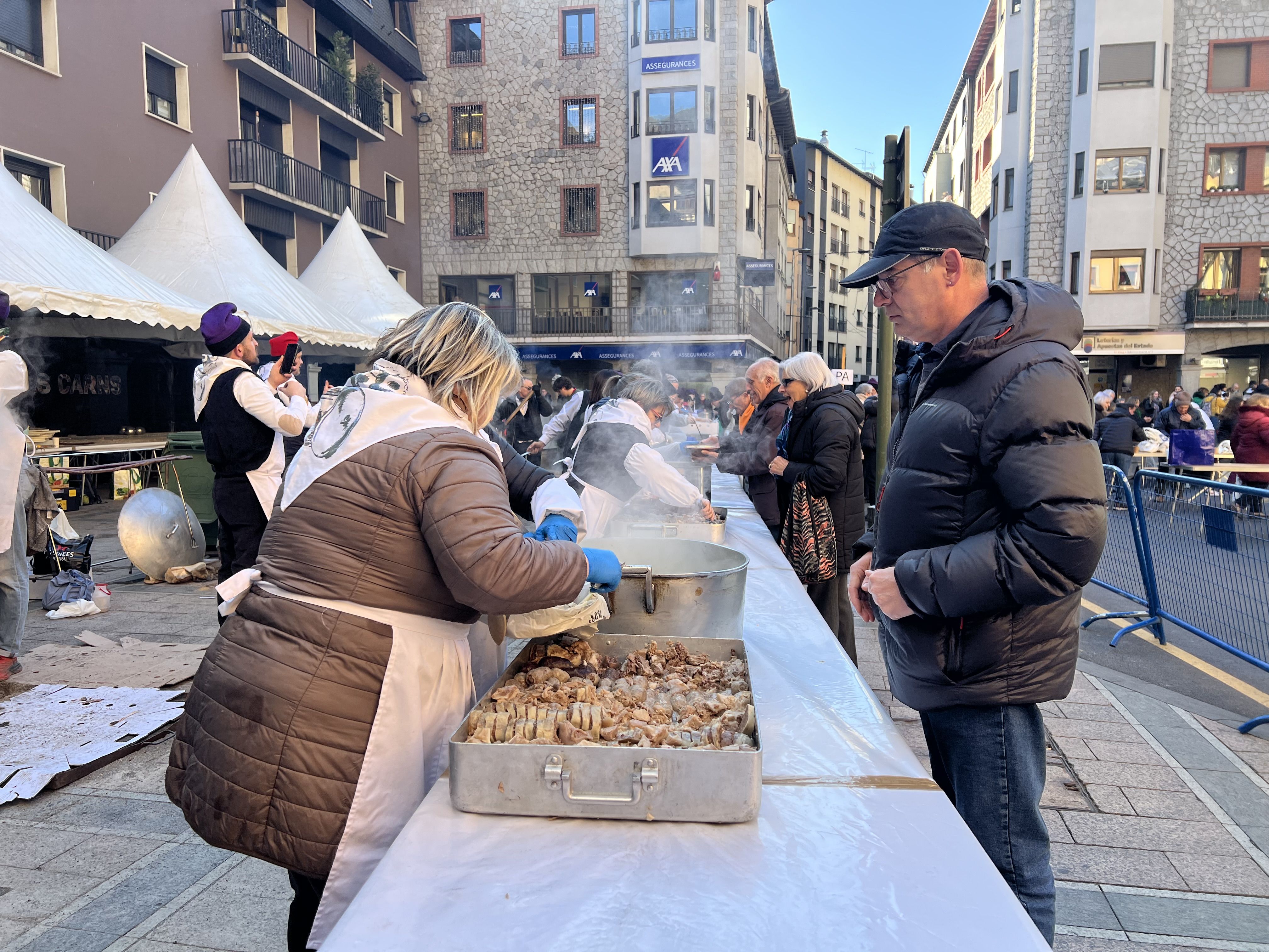Repartiment de l'escudella a Andorra la Vella.