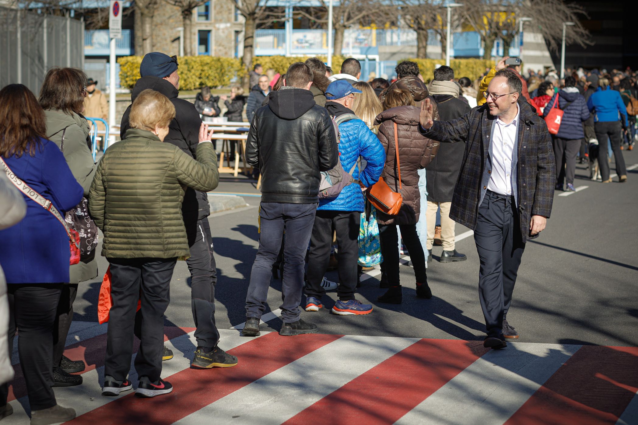 El cap de Govern, Xavier Espot, saludant els ciutadans que feien cua per agafar escudella a Escaldes.