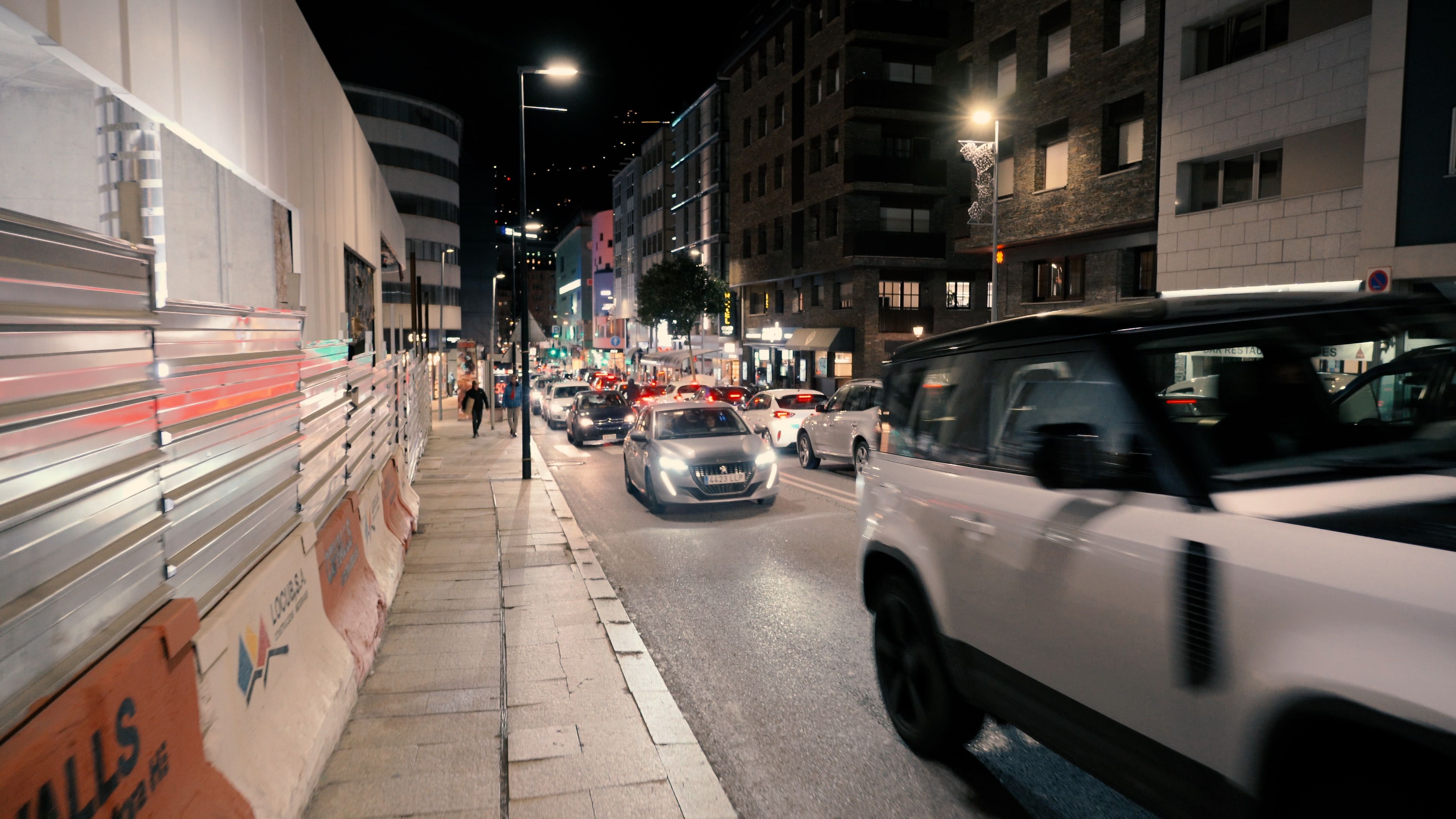Una imatge del carrer de la Unió plena de vehicles.