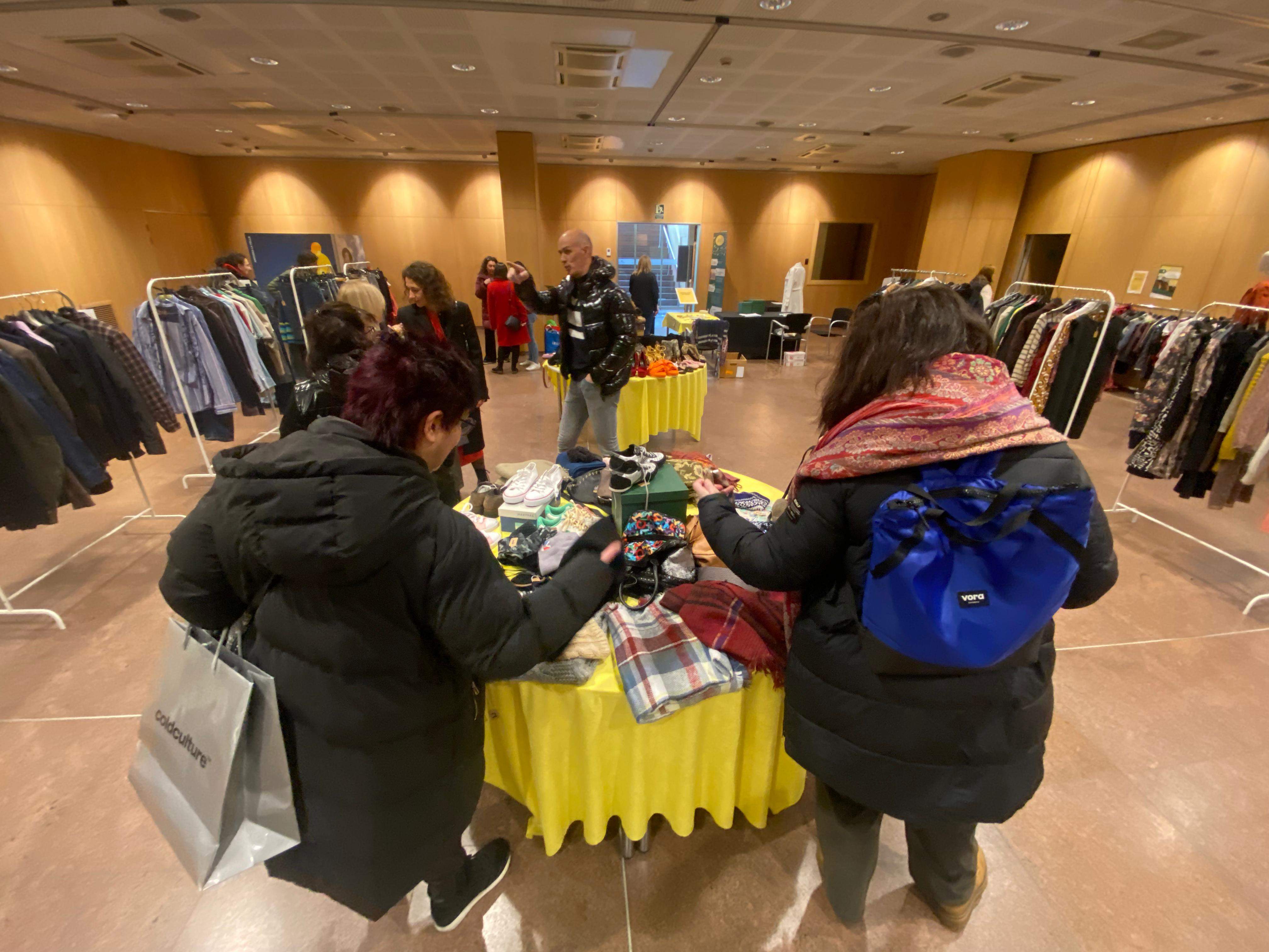 Dues dones, regirant entre els bolsos i les vambes. 