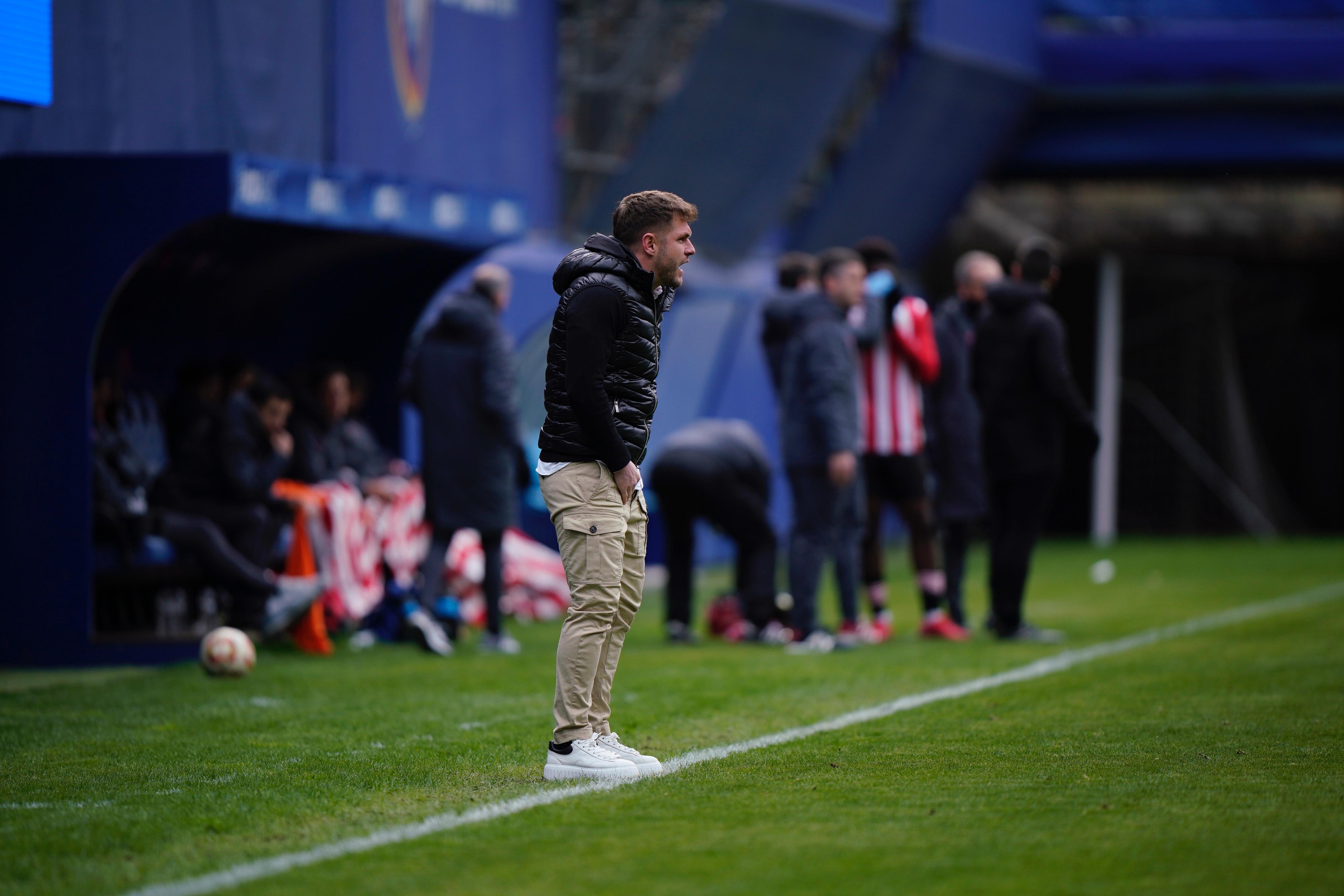 Ferran Costa, donant ordres als seus jugadors aquest migdia davant el Bilbao Athletic.