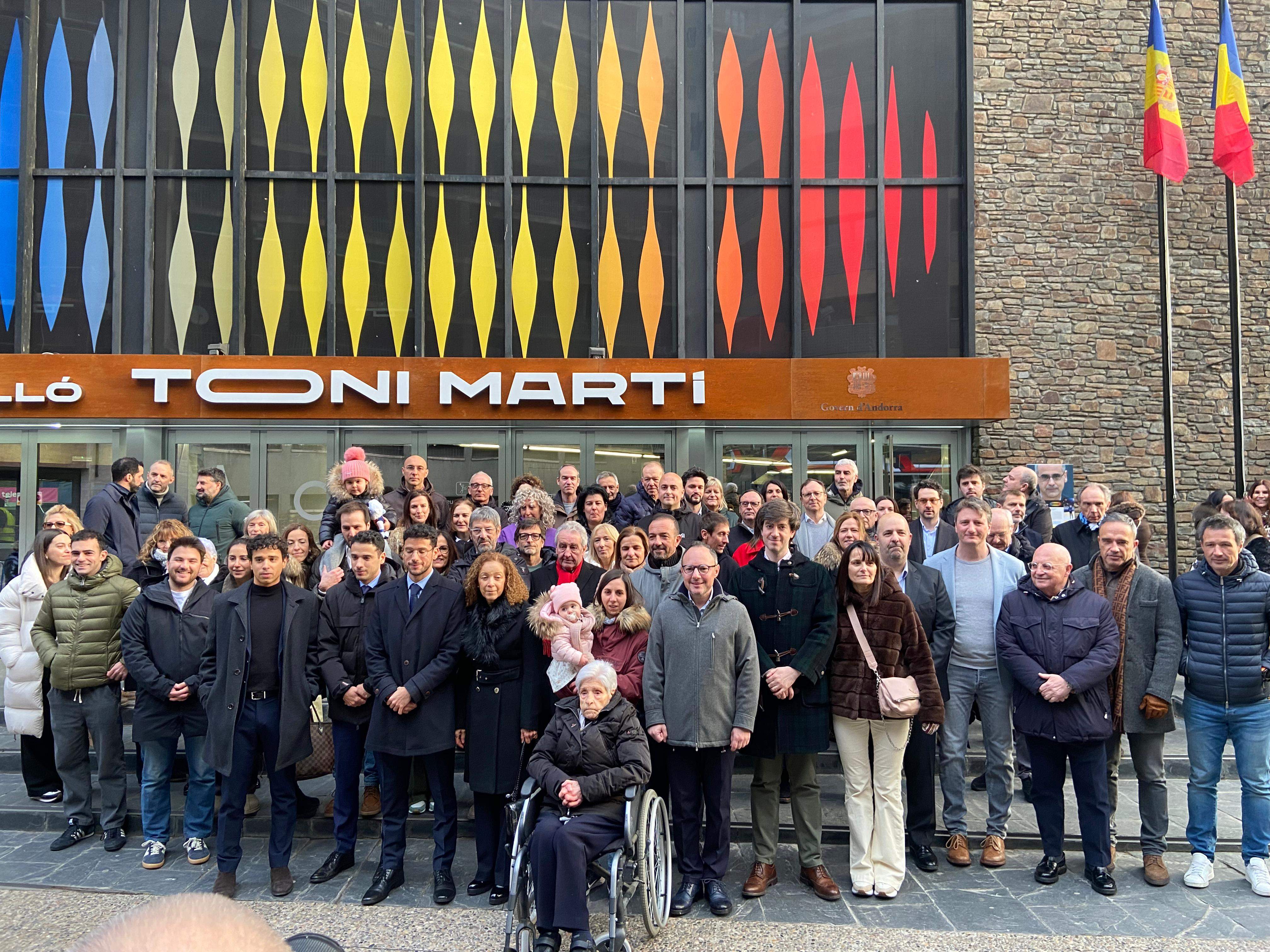 Foto de família davant la nova nomenclatura del Poliesportiu: Pavelló Toni Martí.