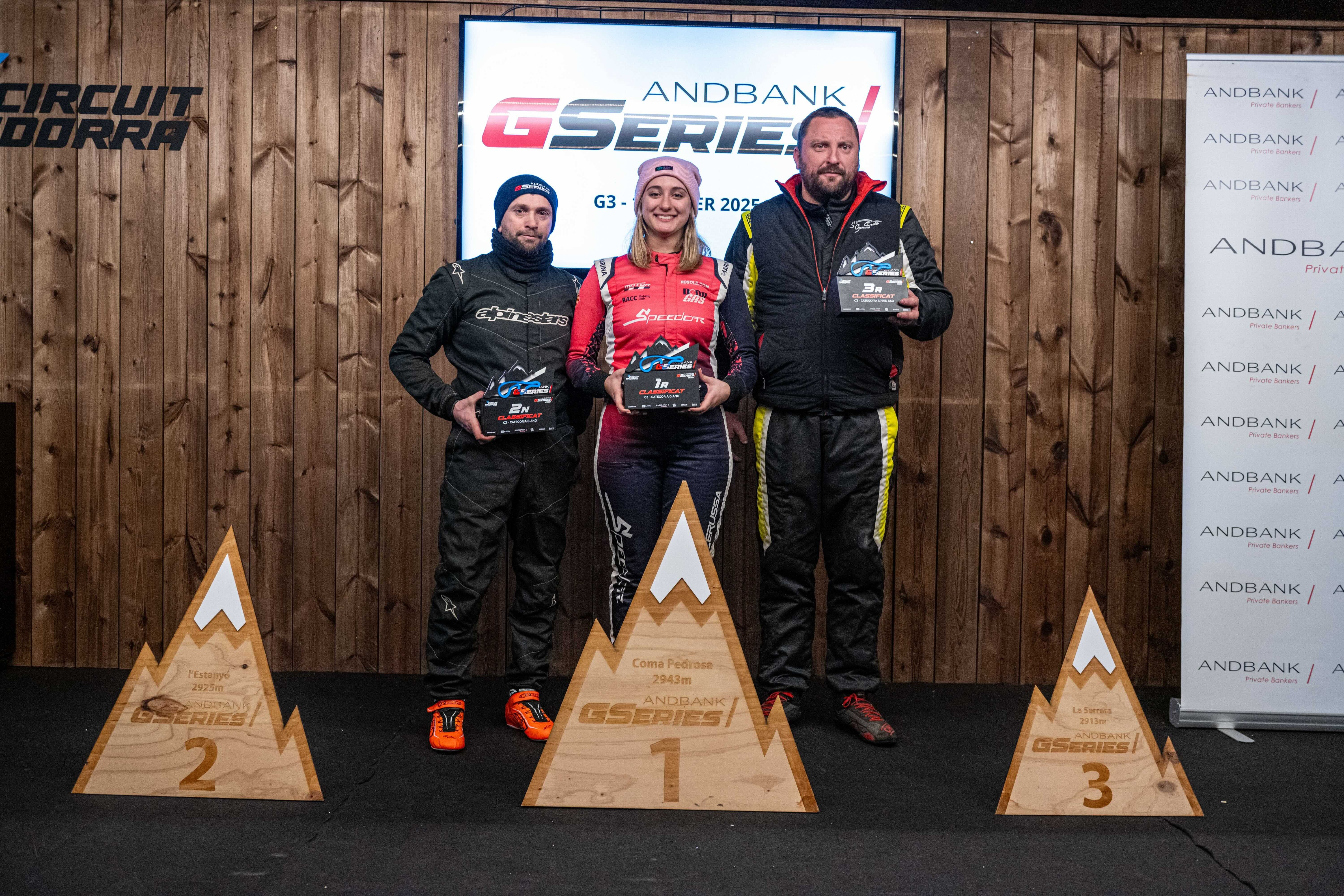 Ares Lahoz, lluint el trofeu de campiona en el podi final.