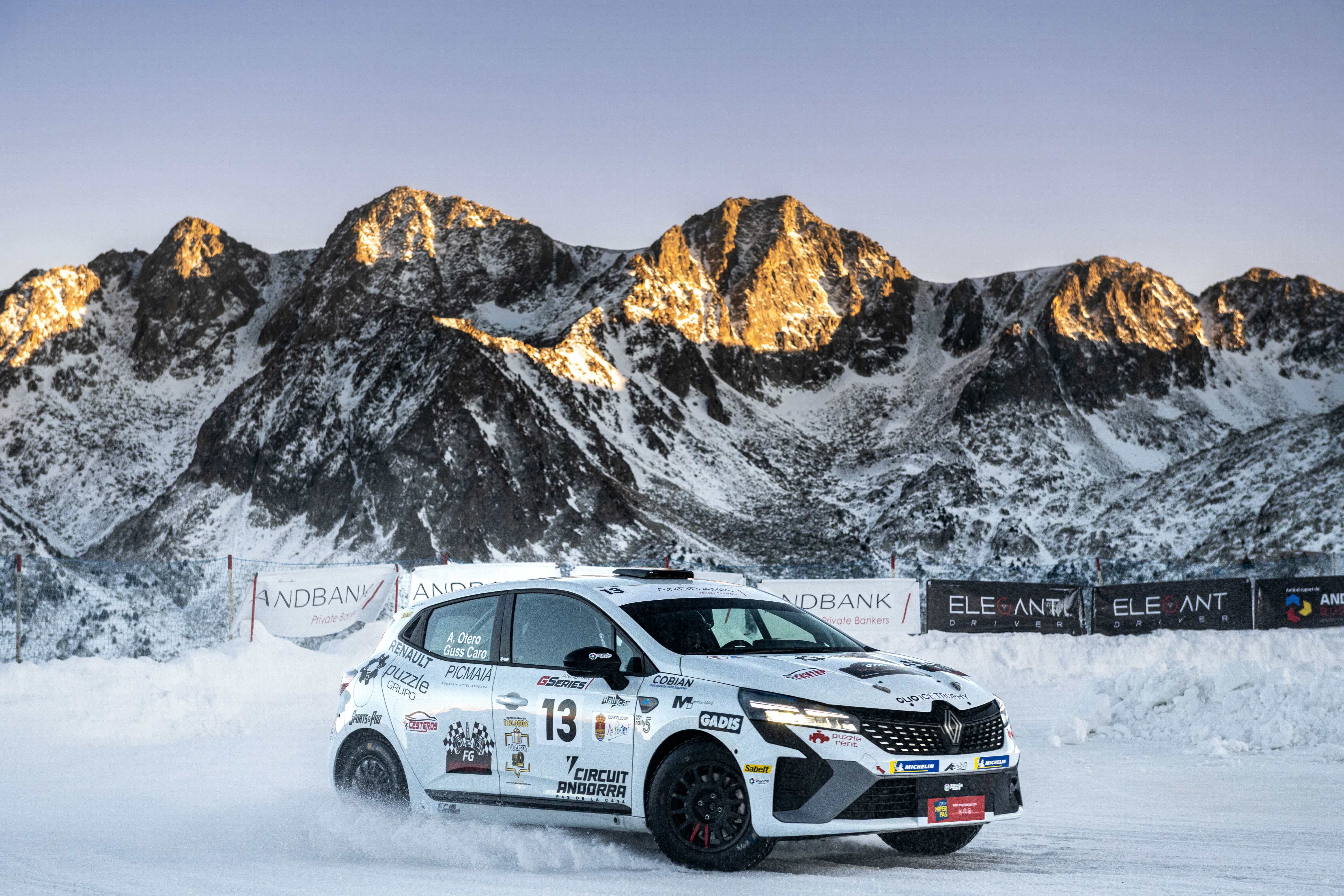 El cotxe del guanyador Antonio Otero, amb un paisatge únic.