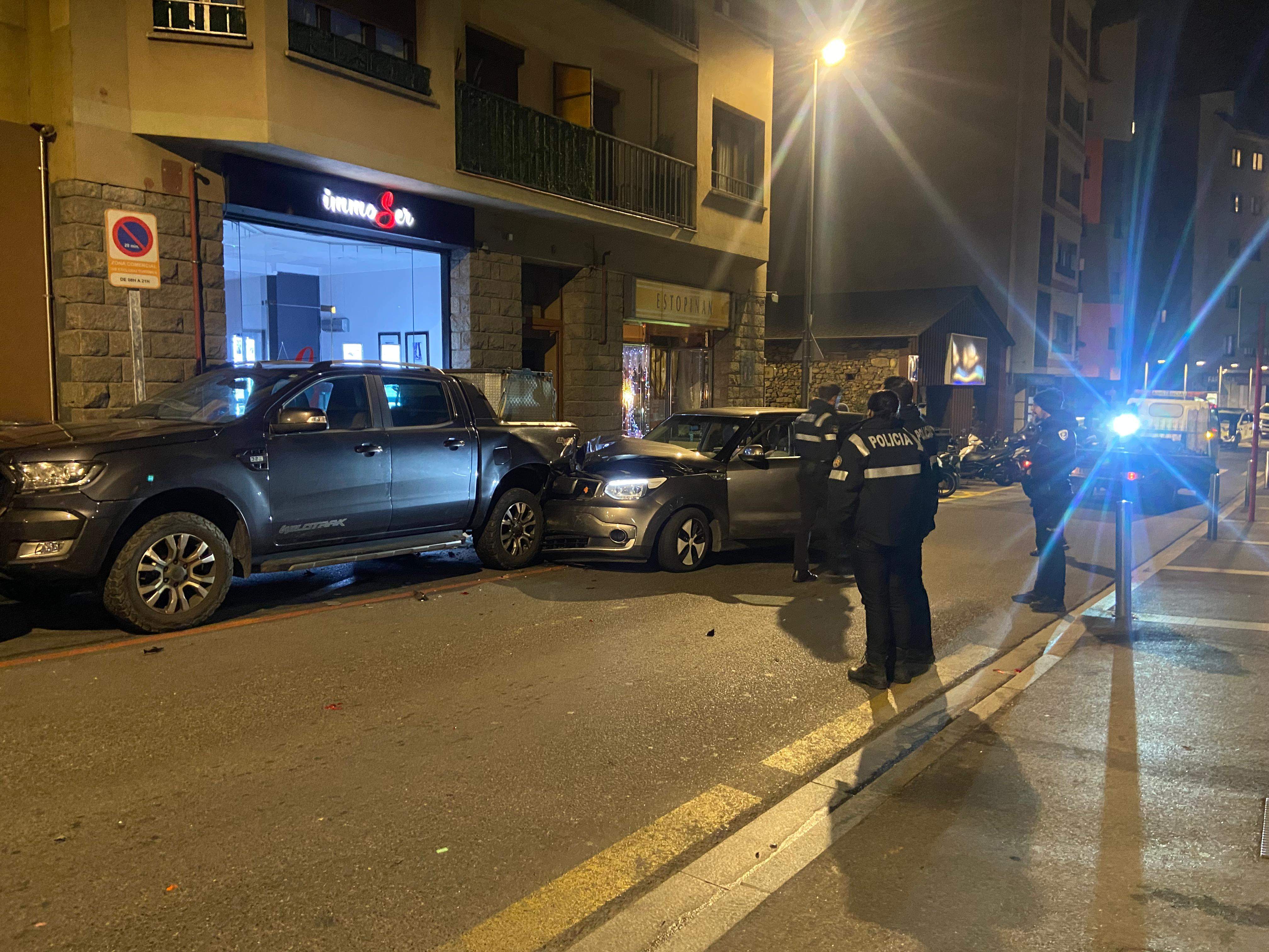 Diversos agents de policia al costat del vehicle accidentat.