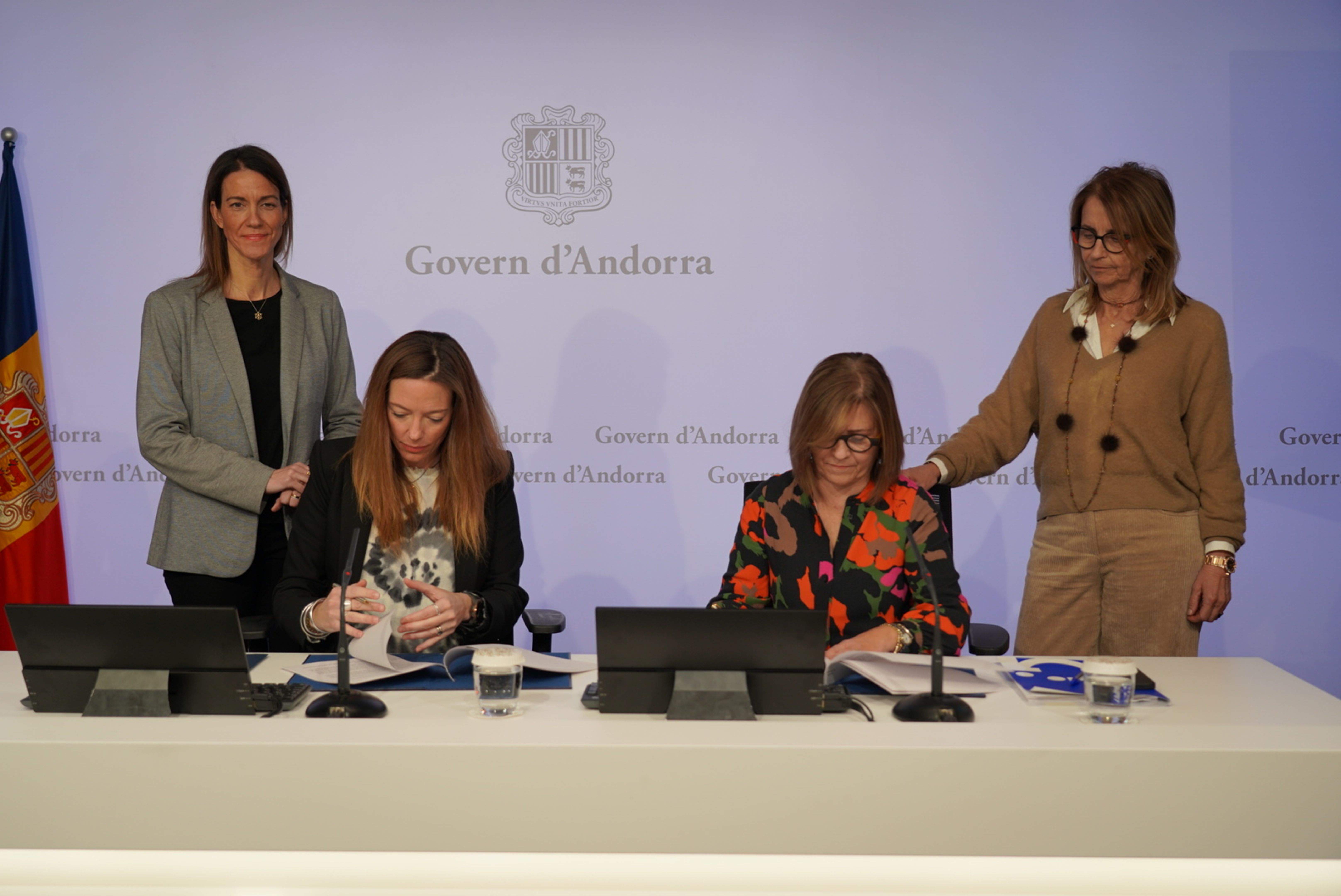 Cristina Pérez, Helena Mas, Montserrat Caldes i Montserrat Bernabéu durant la signatura del conveni.