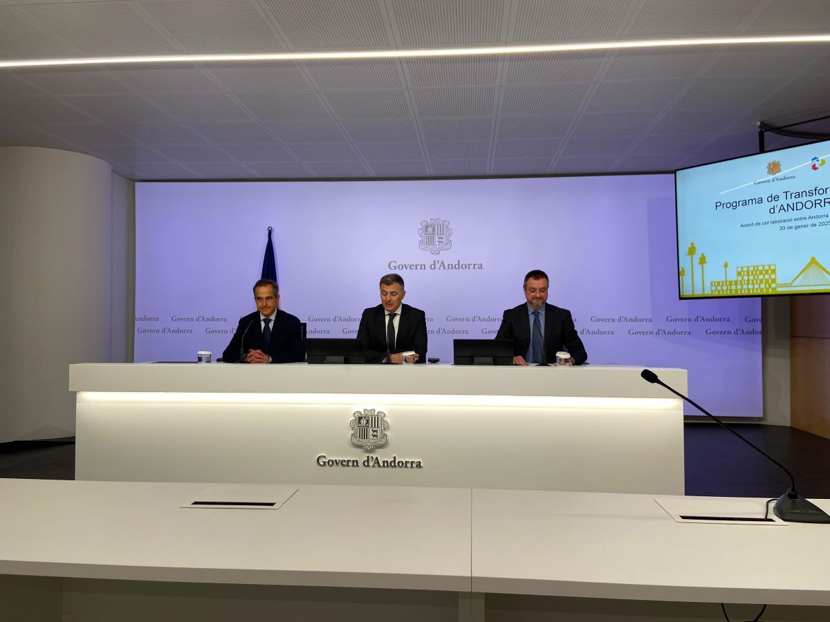 Al centre de la imatge, el secretari d'Estat, Marc Rossell, acompanyat del director d'Andorra Digital, David Vicente (a la seva dreta), i el director d'empreses de Microsoft Ibérica, David Hernández (esquerra). Al centre de la imatge, el secretari d'Estat, Marc Rossell, acompanyat del director d'Andorra Digital, David Vicente (a la seva dreta), i el director d'empreses de Microsoft Ibérica, David Hernández (esquerra).