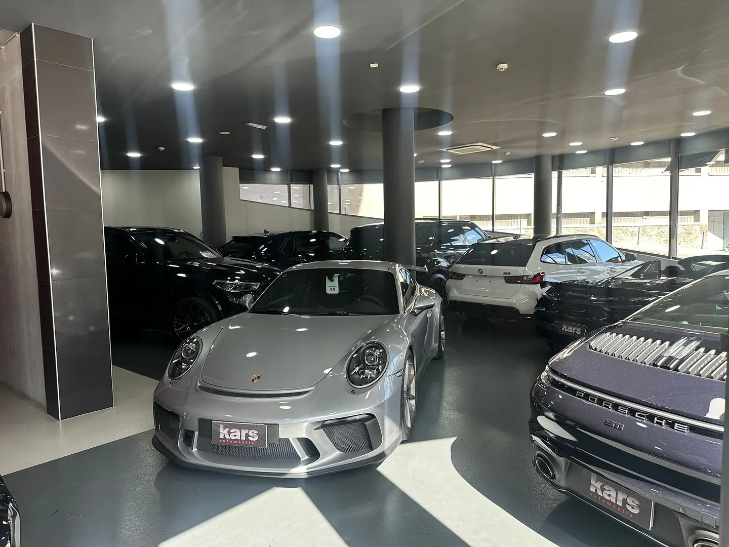 Cotxes exposats a un concessionari ‘multimarca’.