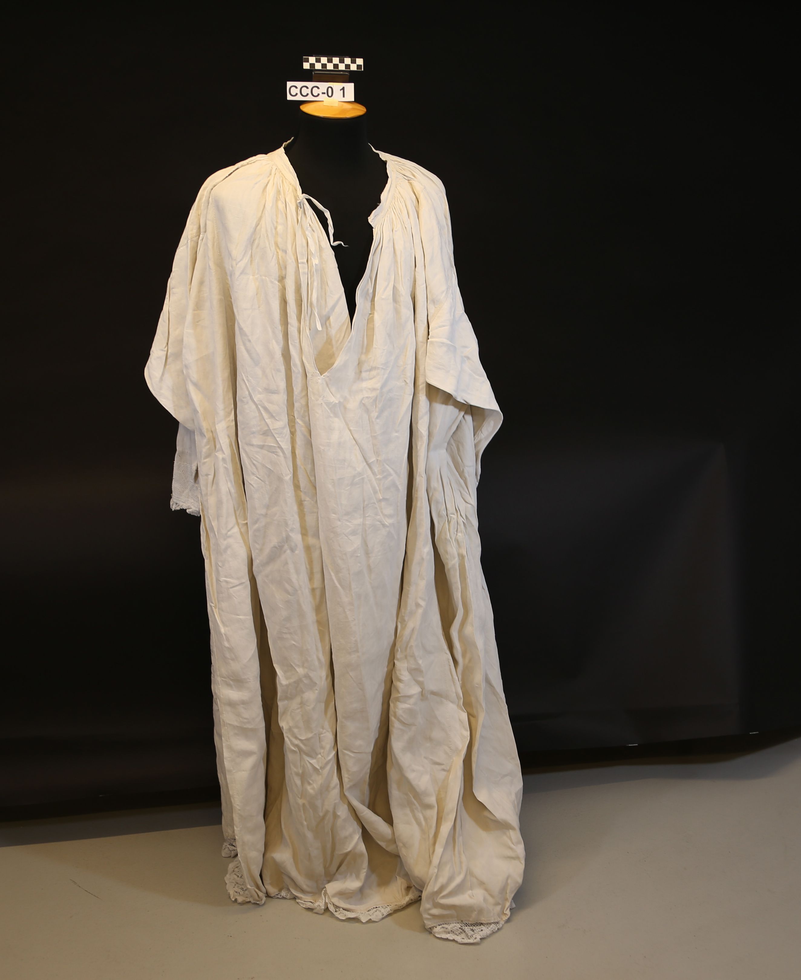 L'alba localitzada en un calaix de l'altar. / Dep. Patrimoni Cultural L'alba localitzada en un calaix de l'altar. / Dep. Patrimoni Cultural