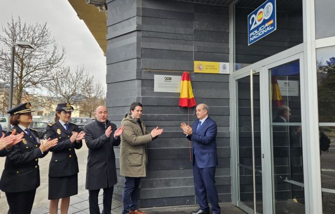 Placa conmemorativa de la Unidad de Documentación de la Policía Nacional, de la Seu d'Urgell. Placa conmemorativa de la Unidad de Documentación de la Policía Nacional, de la Seu d'Urgell.