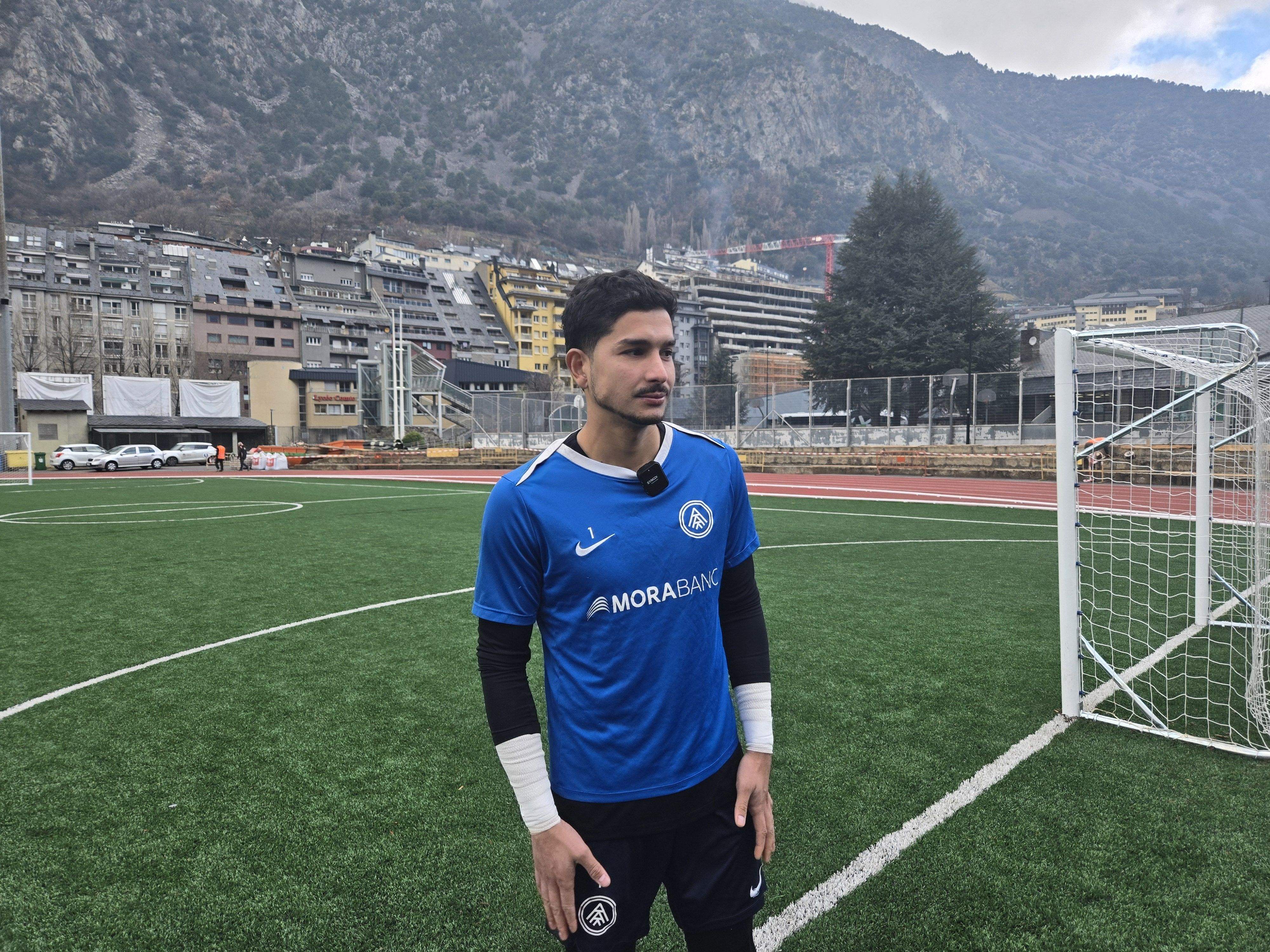 Nico Ratti atenent els mitjans de comunicació.