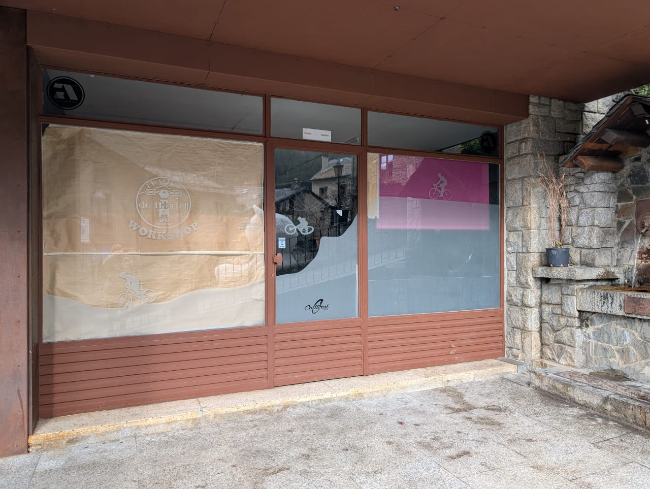 El local de Casa Nova del Comú es troba al carrer Major d'Ordino.