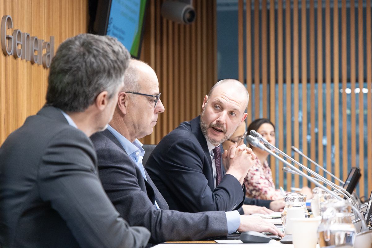 Coma escolta la presentació del president de la comissió, Jordi Casadevall.