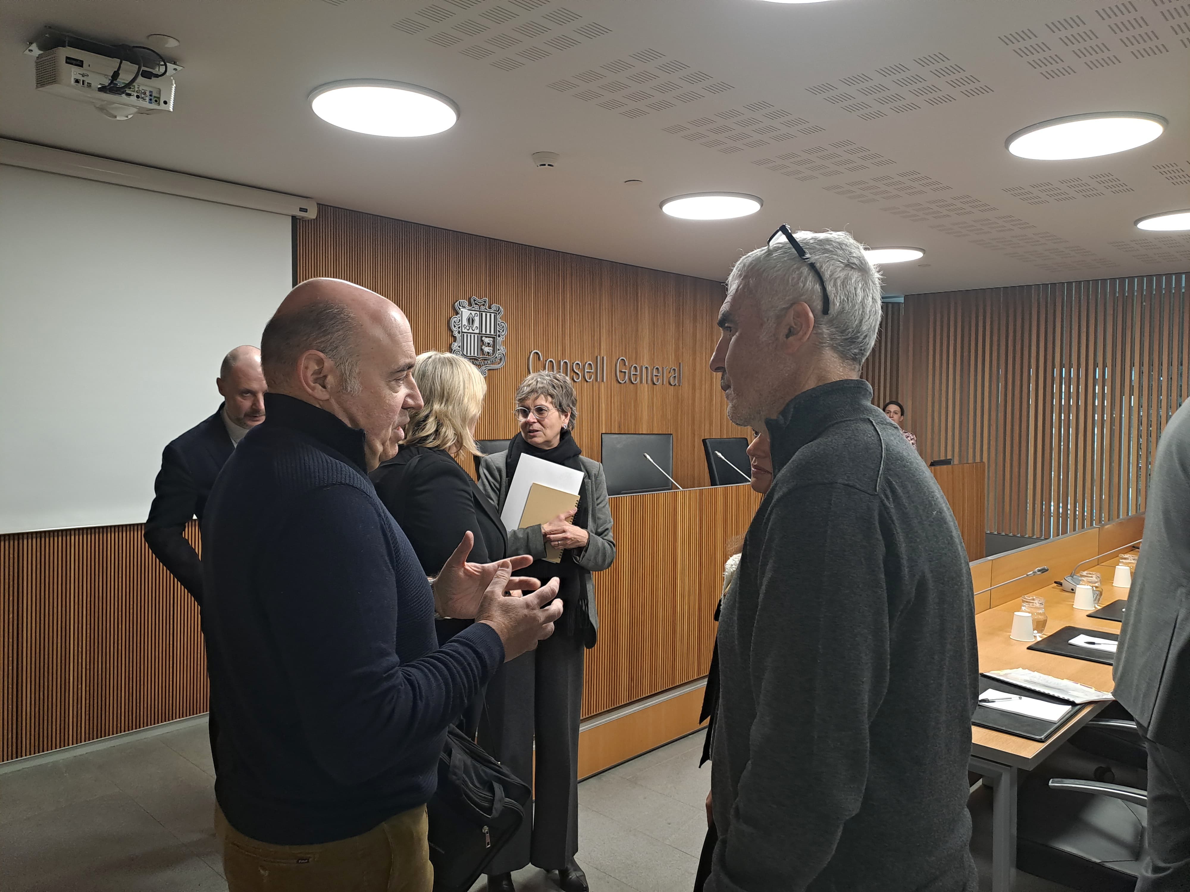 Marticella dialoga amb el conseller general Marc Magallon.