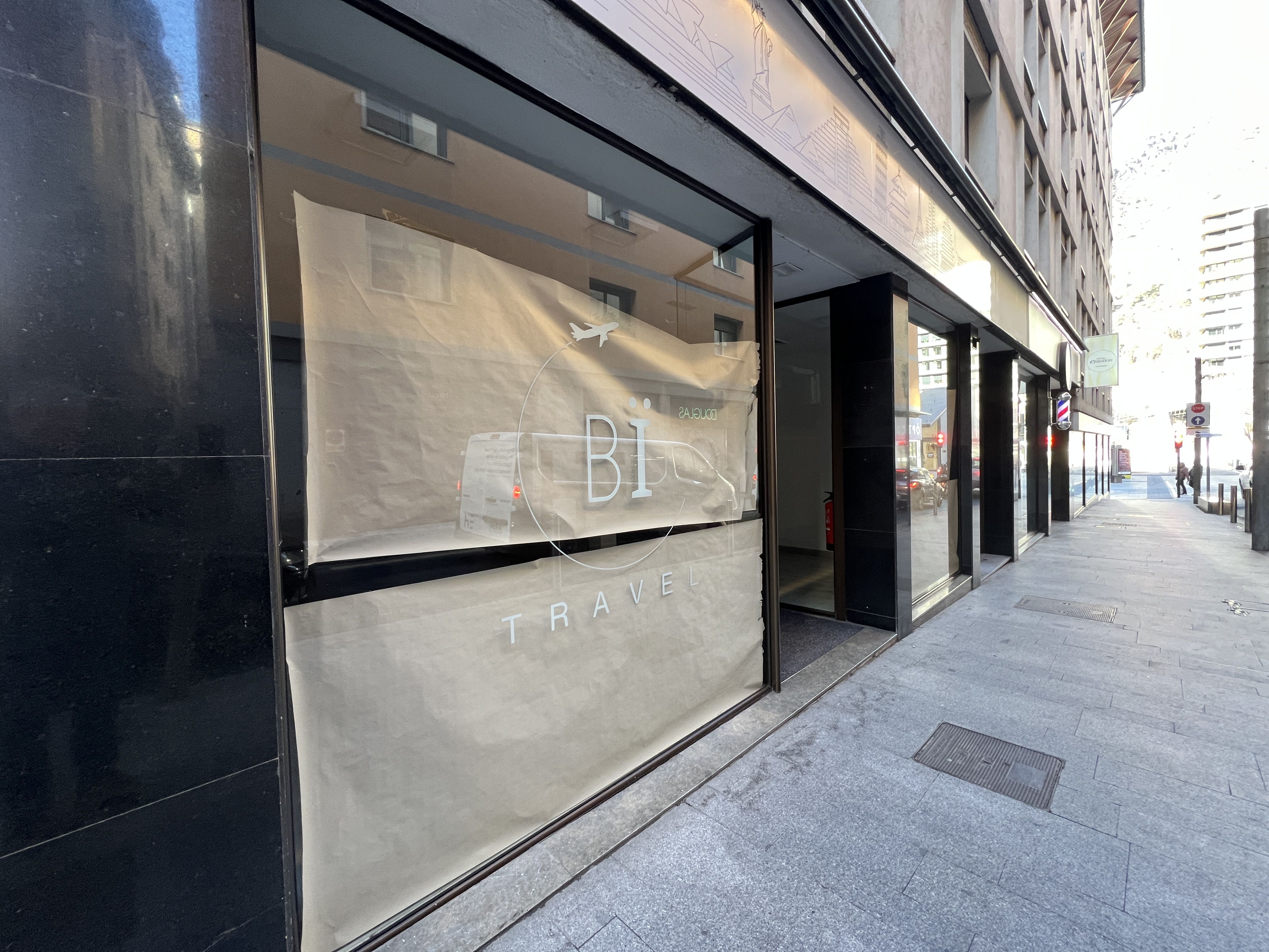 L'agència de viatges fa dos mesos llargs que està tancada.