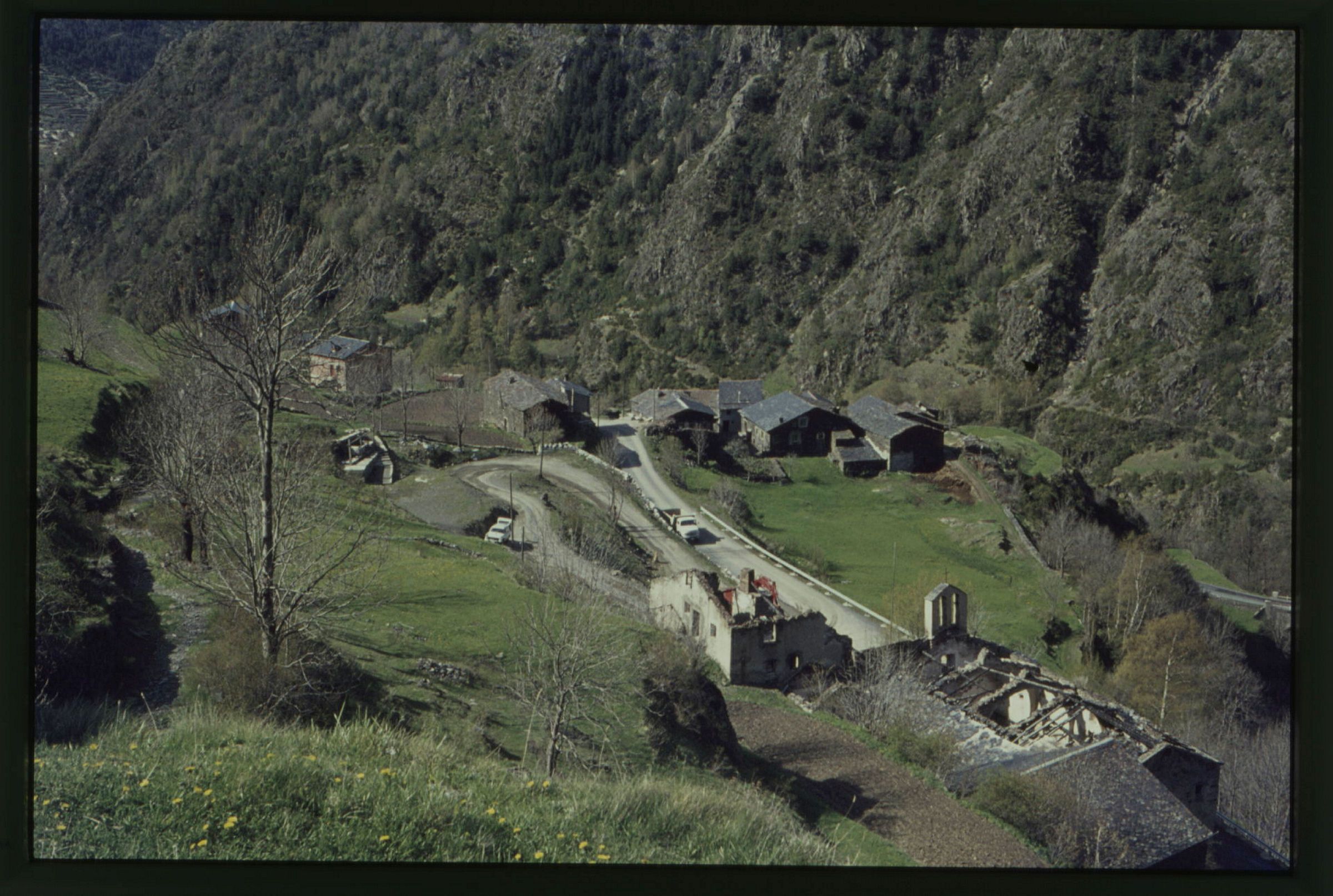 Vista del Santuari de Meritxell destruït abans de la construcció del nou. / Arxiu Nacional d'Andorra Vista del Santuari de Meritxell destruït abans de la construcció del nou. / Arxiu Nacional d'Andorra