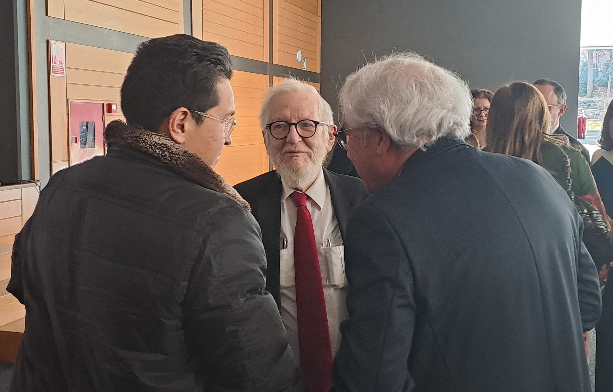 Holbach xerrant amb altres dos assistents després de l'acte del qual ha estat protagonista inesperat. Holbach xerrant amb altres dos assistents després de l'acte del qual ha estat protagonista inesperat.