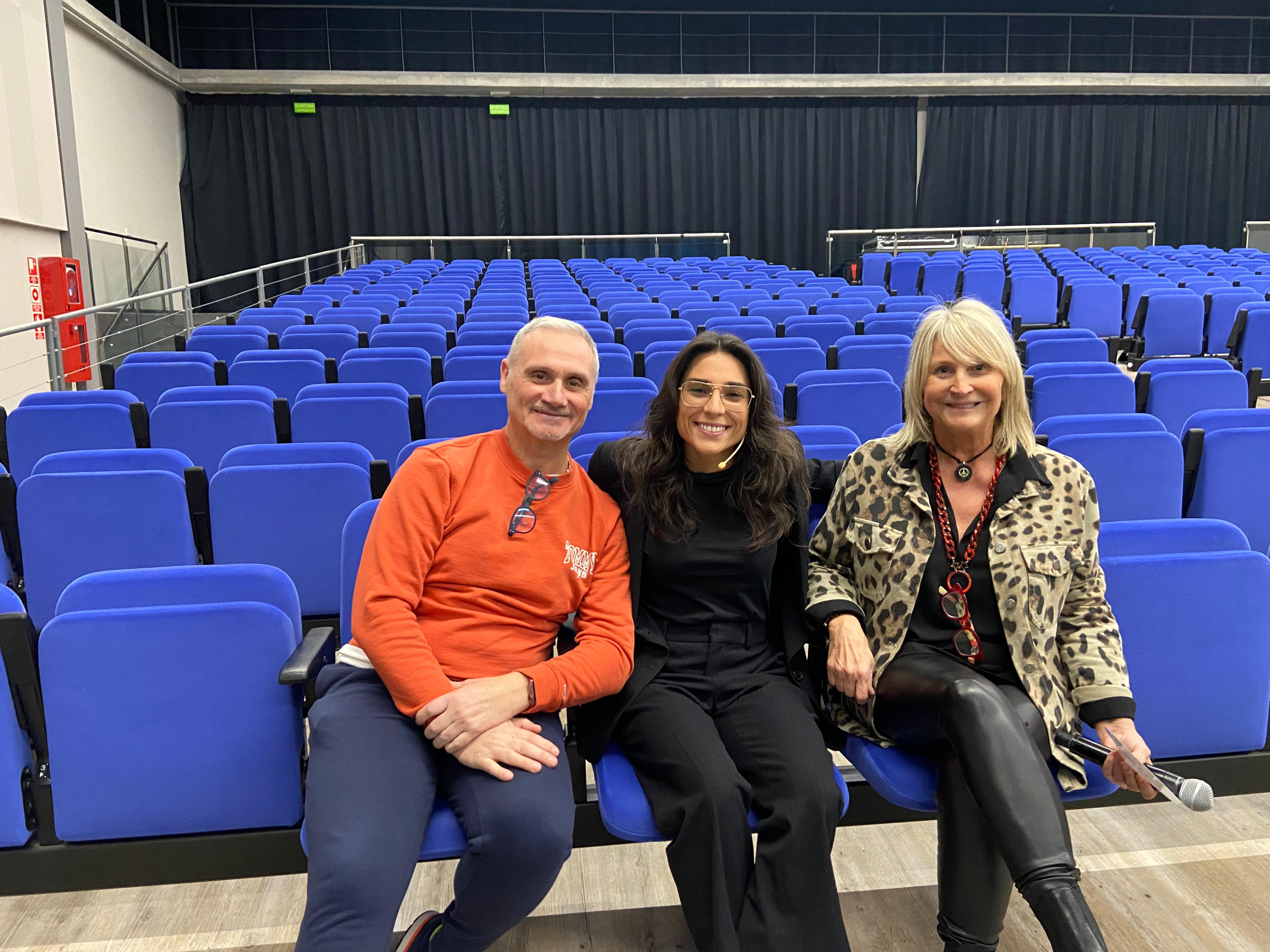 Tati Ballesteros, acompanyada dels impulsors del projecte Marc G. G., Paco González i Rosa Galobardes. Tati Ballesteros, acompanyada dels impulsors del projecte Marc G. G., Paco González i Rosa Galobardes.