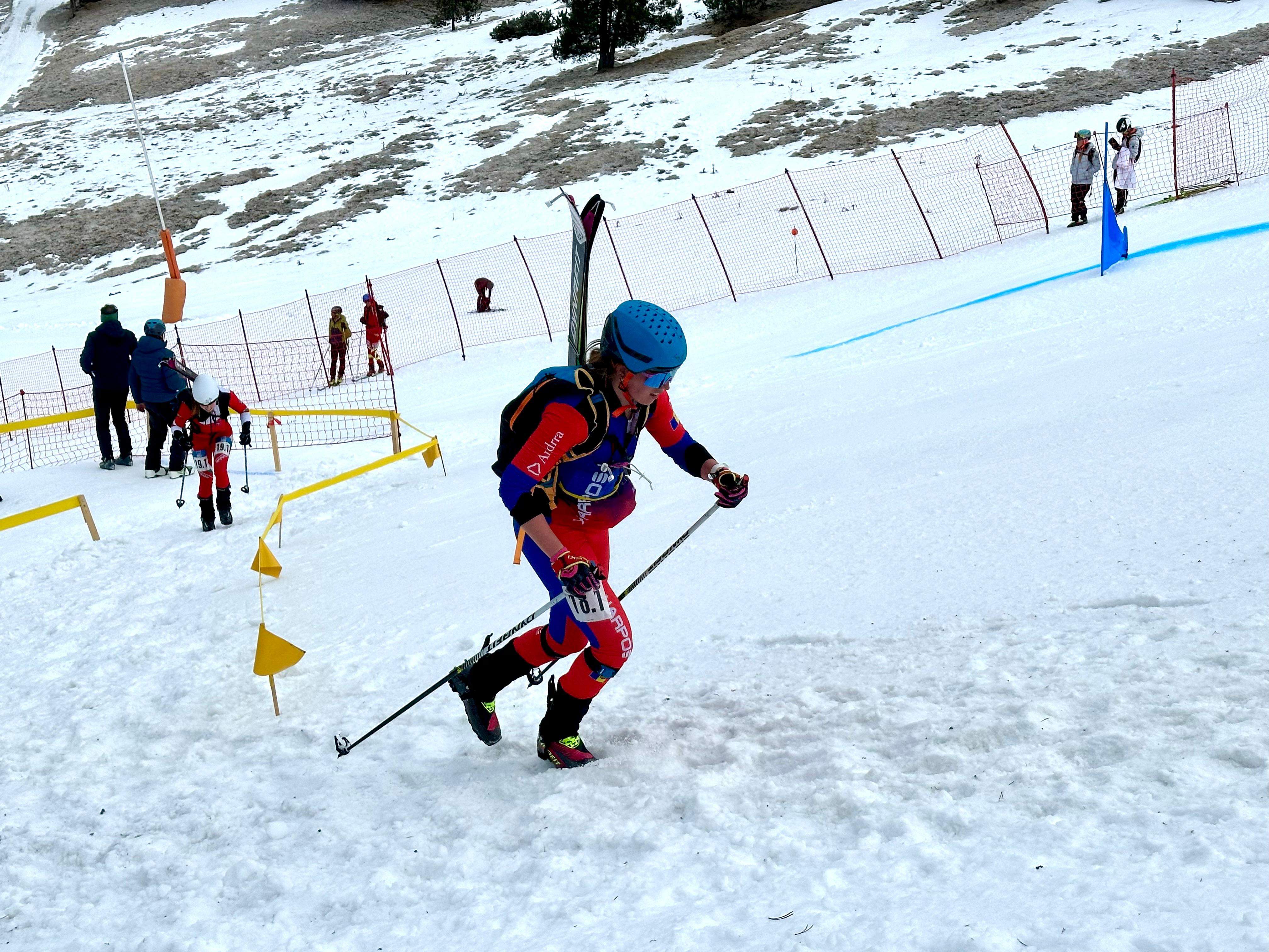 Lea Ancion pujant a peu per la part més dura del traçat. Lea Ancion pujant a peu per la part més dura del traçat.