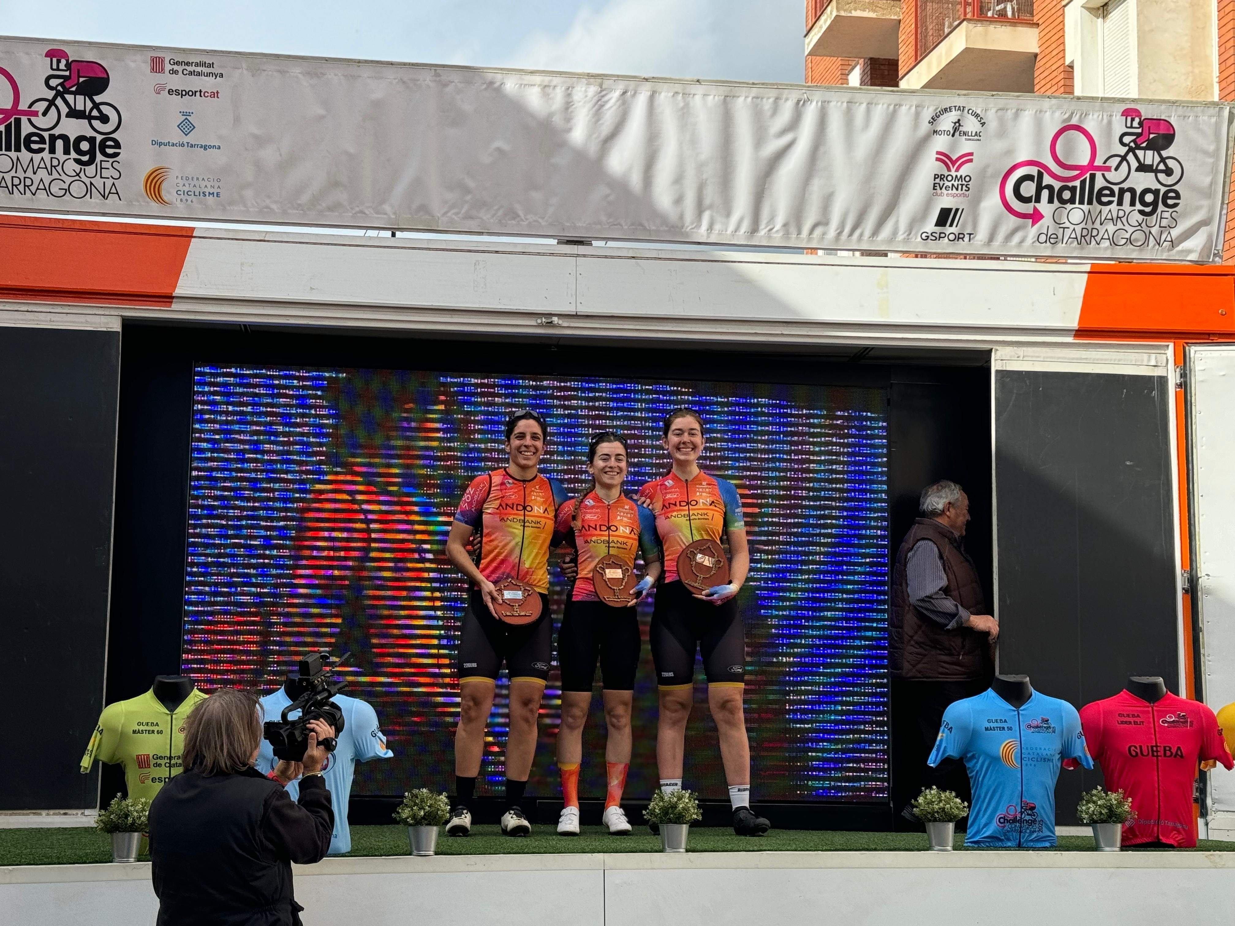 Les ciclistes d'Andona, a la foto de les premiades. 
