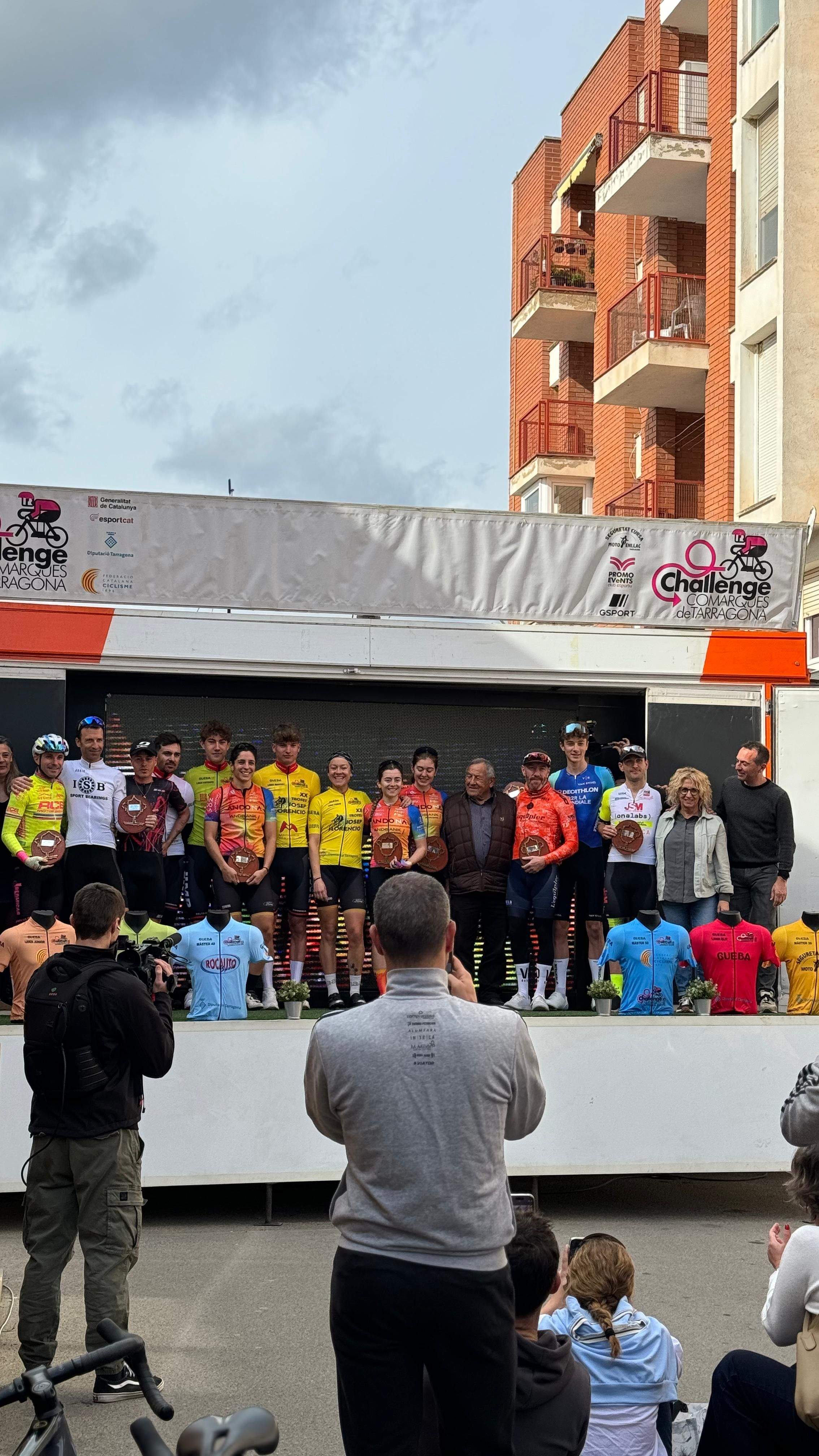 Podi final amb tots els premiats de totes les categories i una forta presència d'Andona.