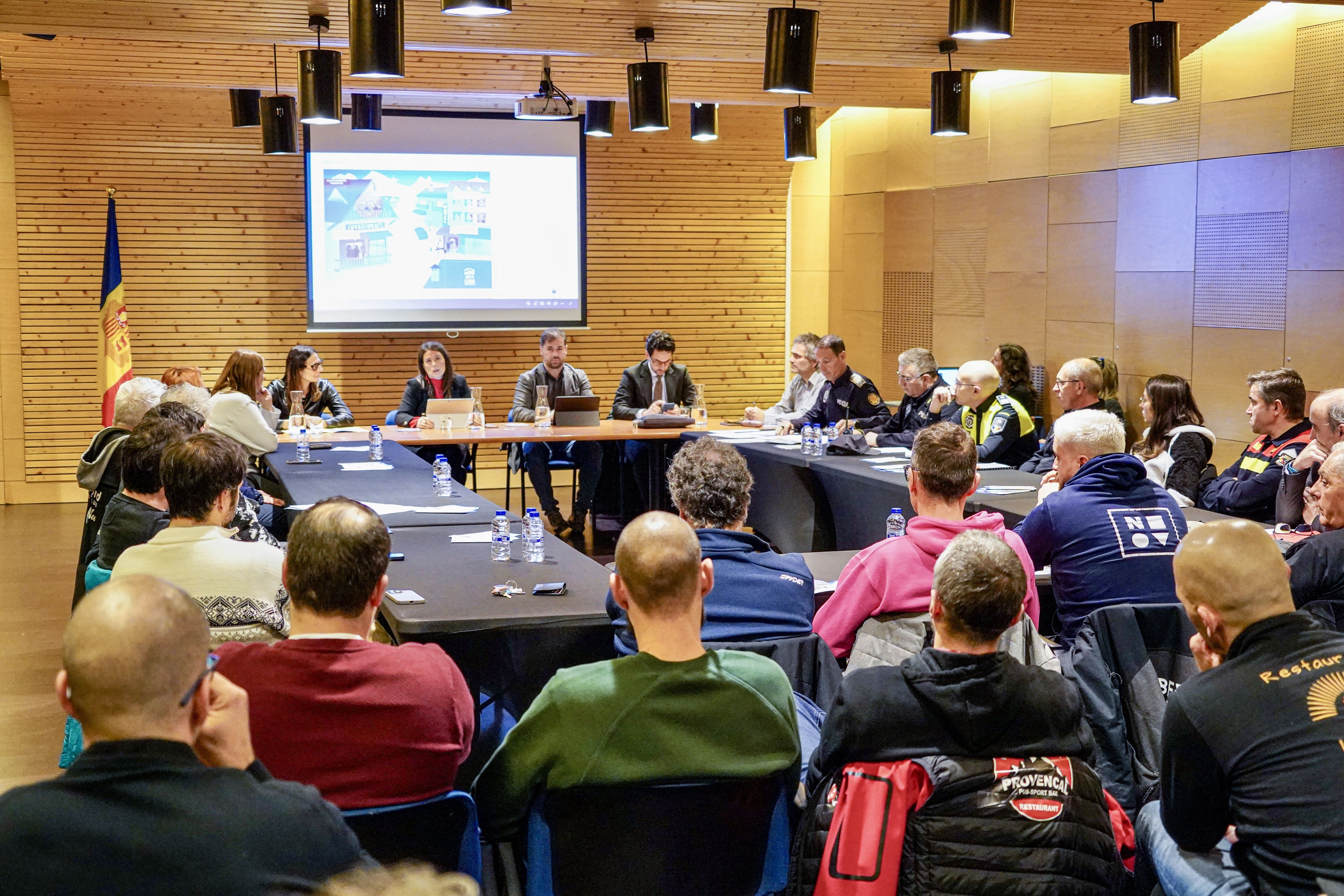 Un moment de la reunió de la Taula d'oci noctur al Pas.