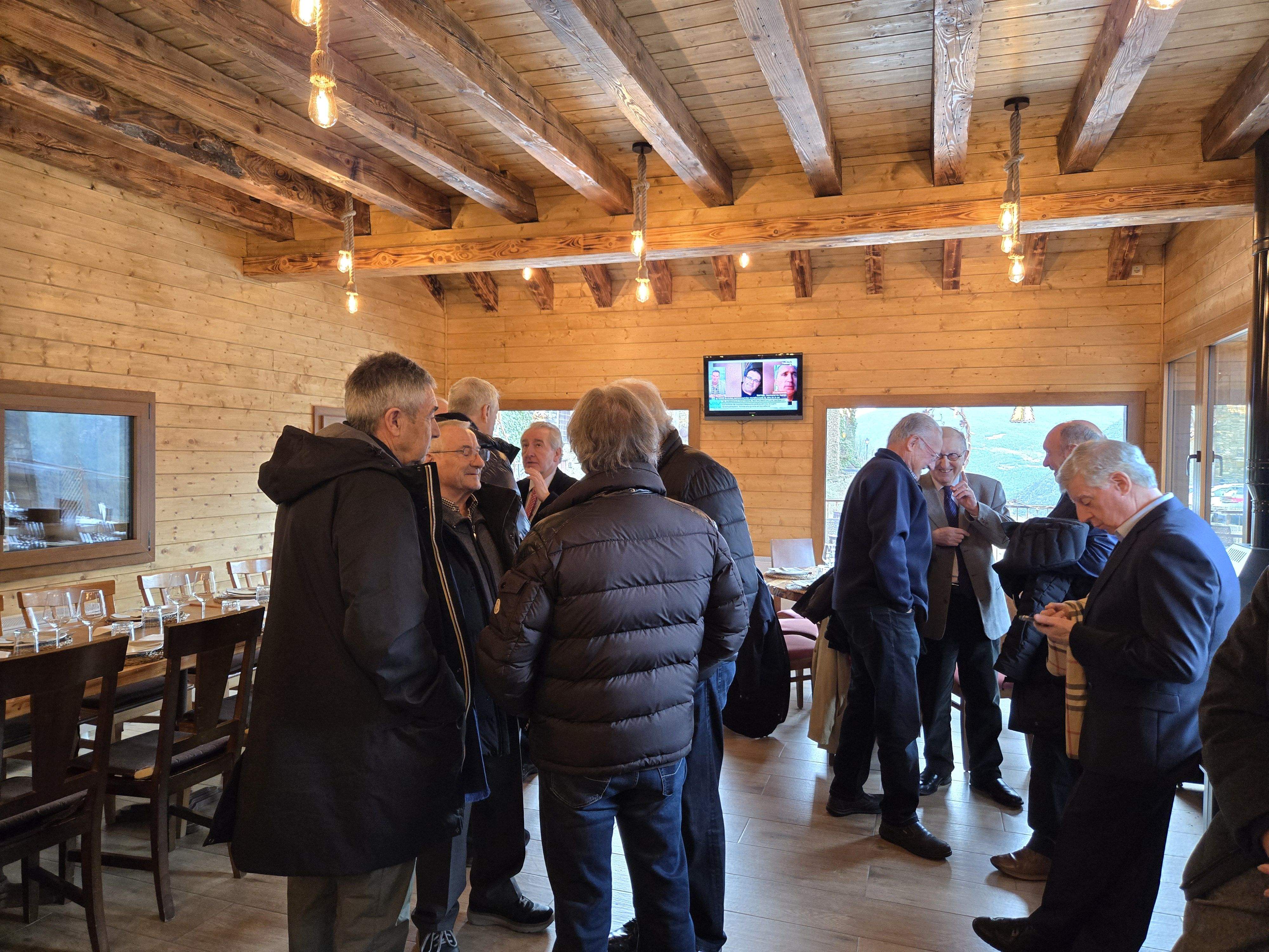 Alguns dels membres de la comissió constituent al restaurant. Alguns dels membres de la comissió constituent al restaurant.