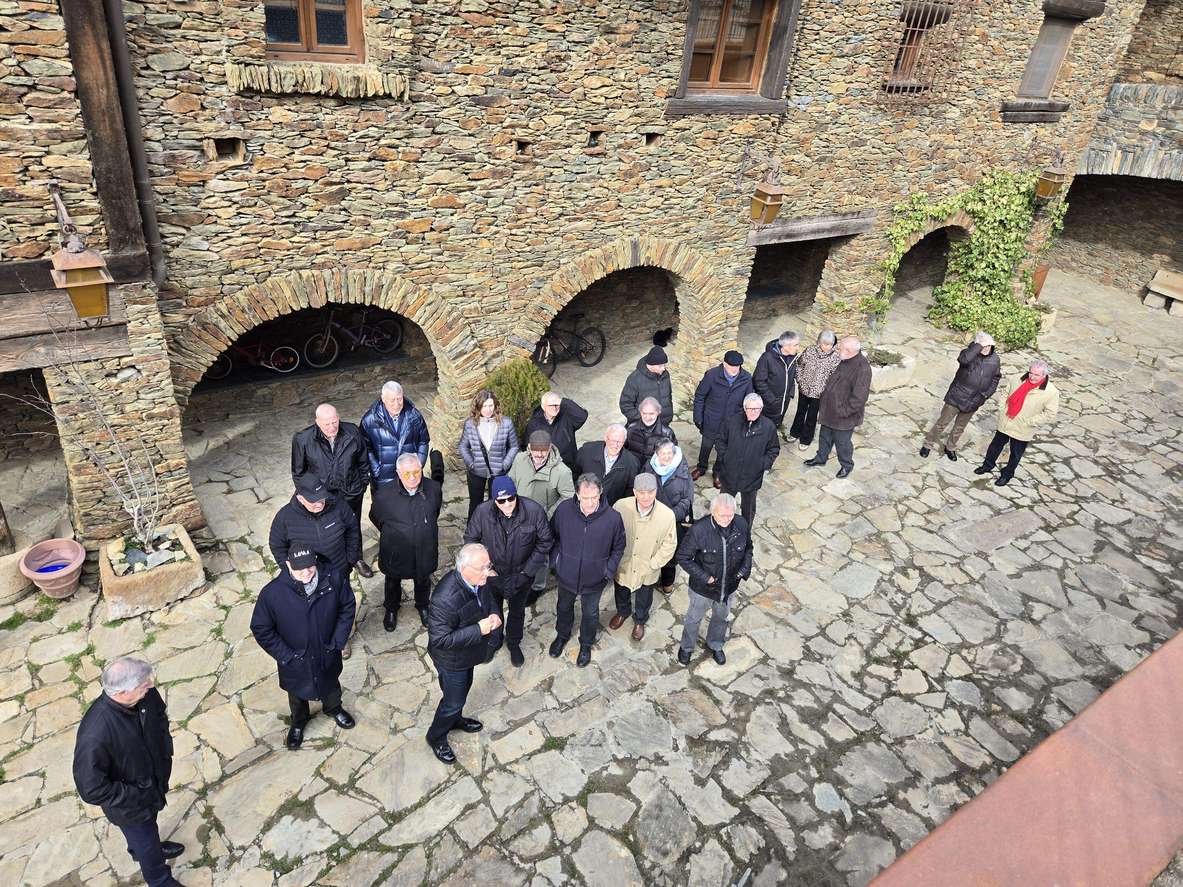 Ricard Fité explicant la història del poble d'Auvinyà