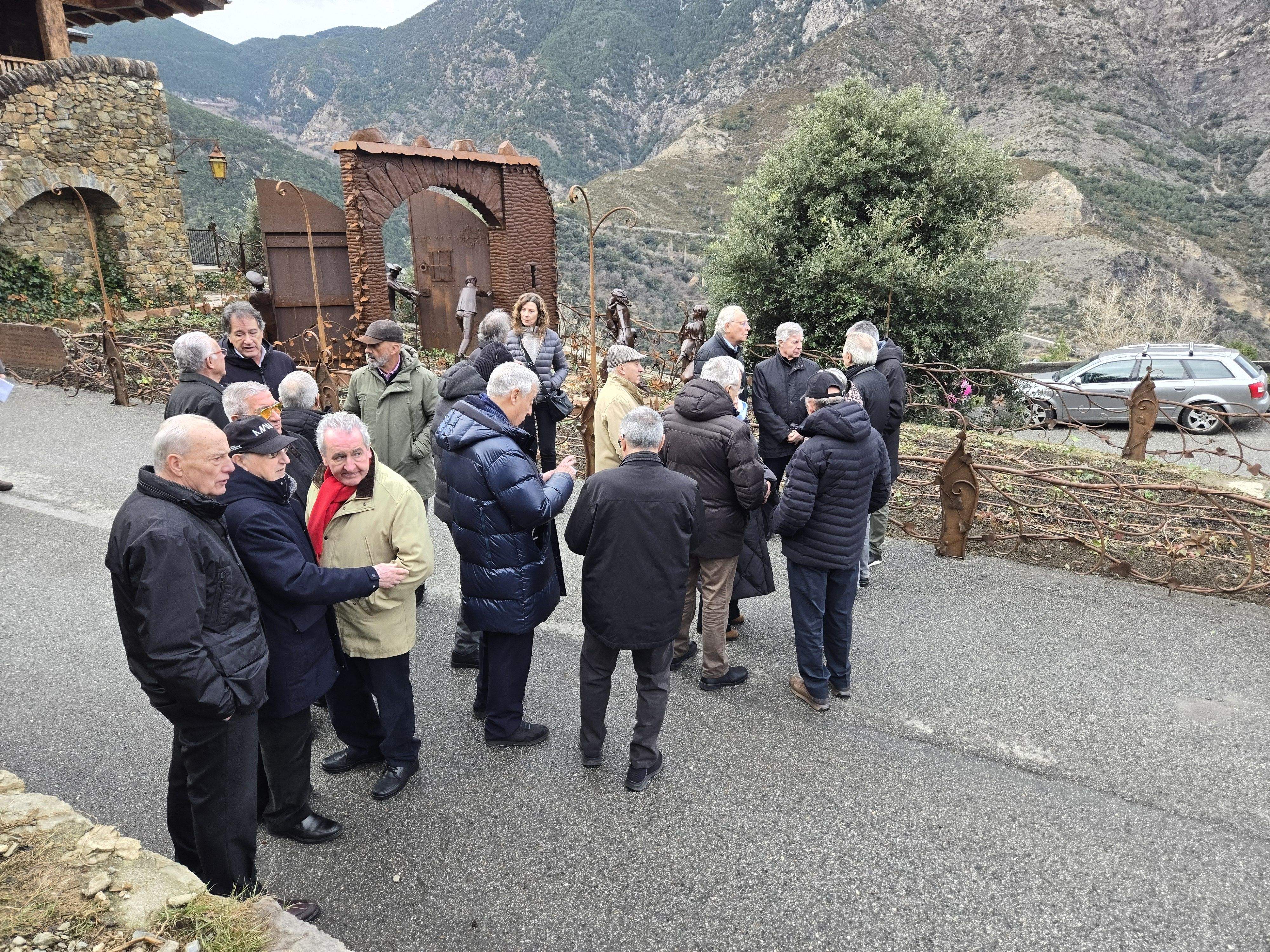 Els assistents al dinar de germanor abans de començar la visita. Els assistents al dinar de germanor abans de començar la visita.