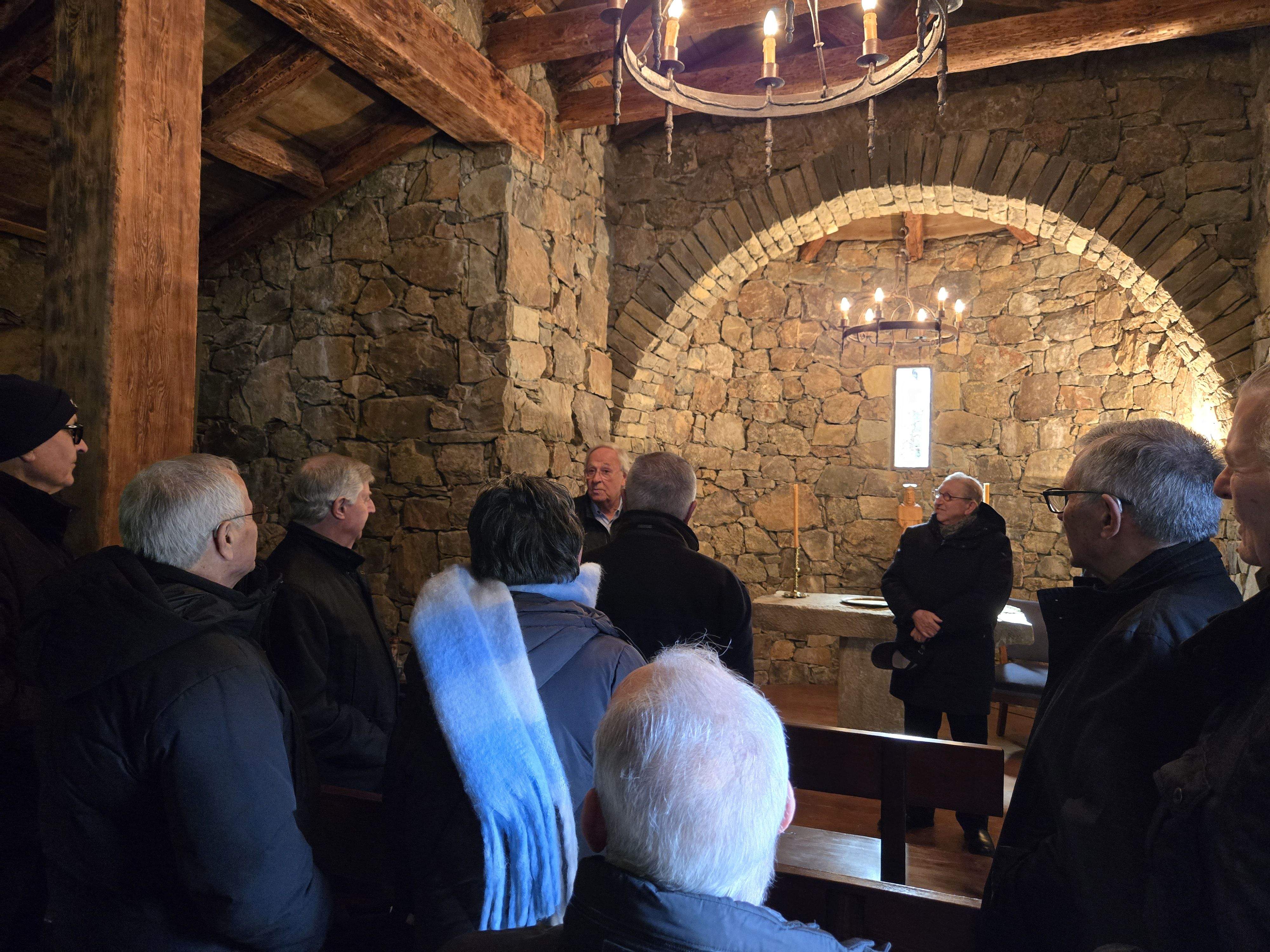 Els assistents observant l'església d'Auvinya. Els assistents observant l'església d'Auvinya.